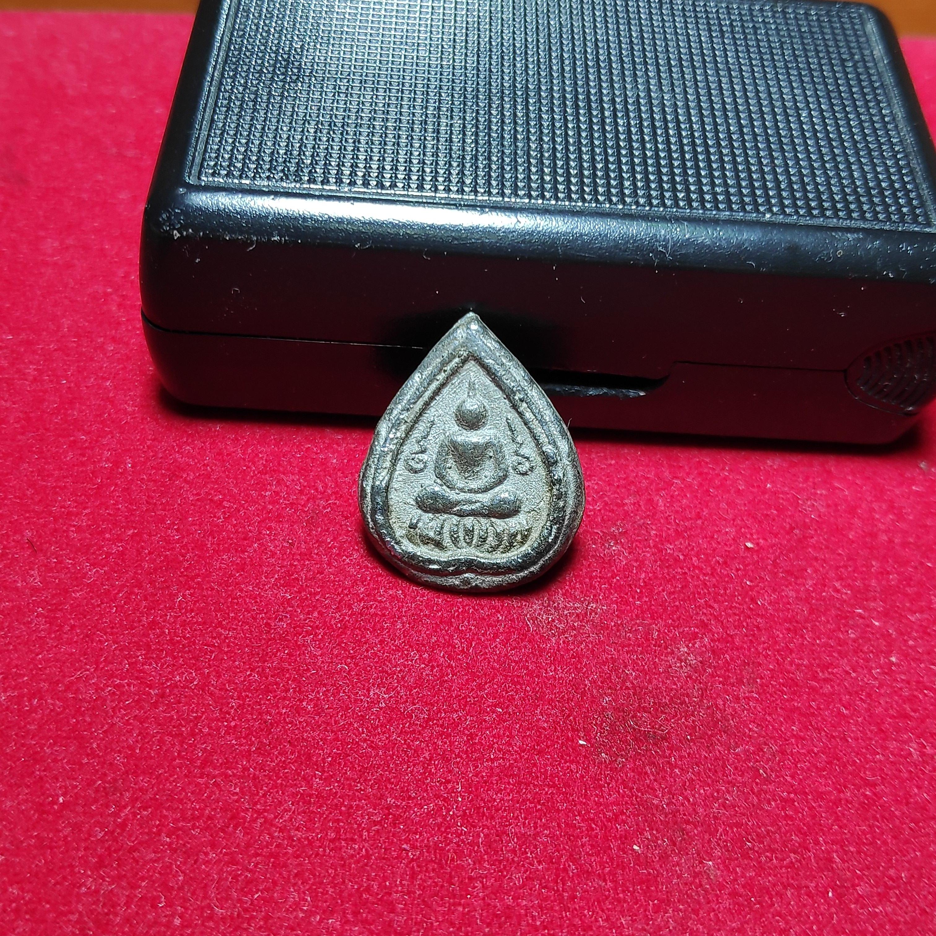 พระพิมพ์หยดน้ำข้างยันต์อุหลวงปู่ศุขวัดปากคลองมะขามเฒ่าเนื้อชินตะกั่ว