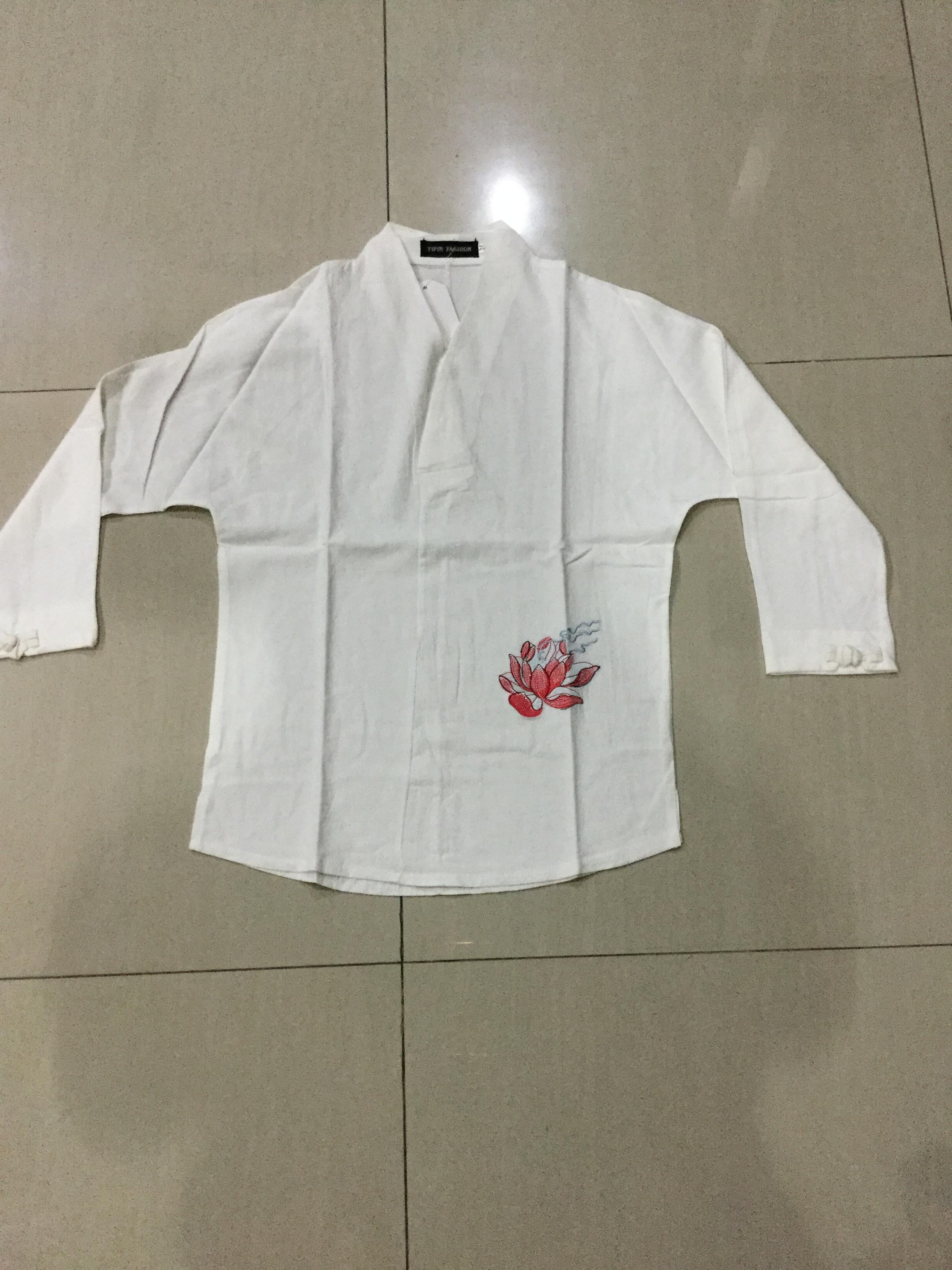 เสื้อจีนชายสีขาว ผ้าลินิน คอวี ลายปักดอกบัว รหัส B76 สินค้าพร้อมส่ง