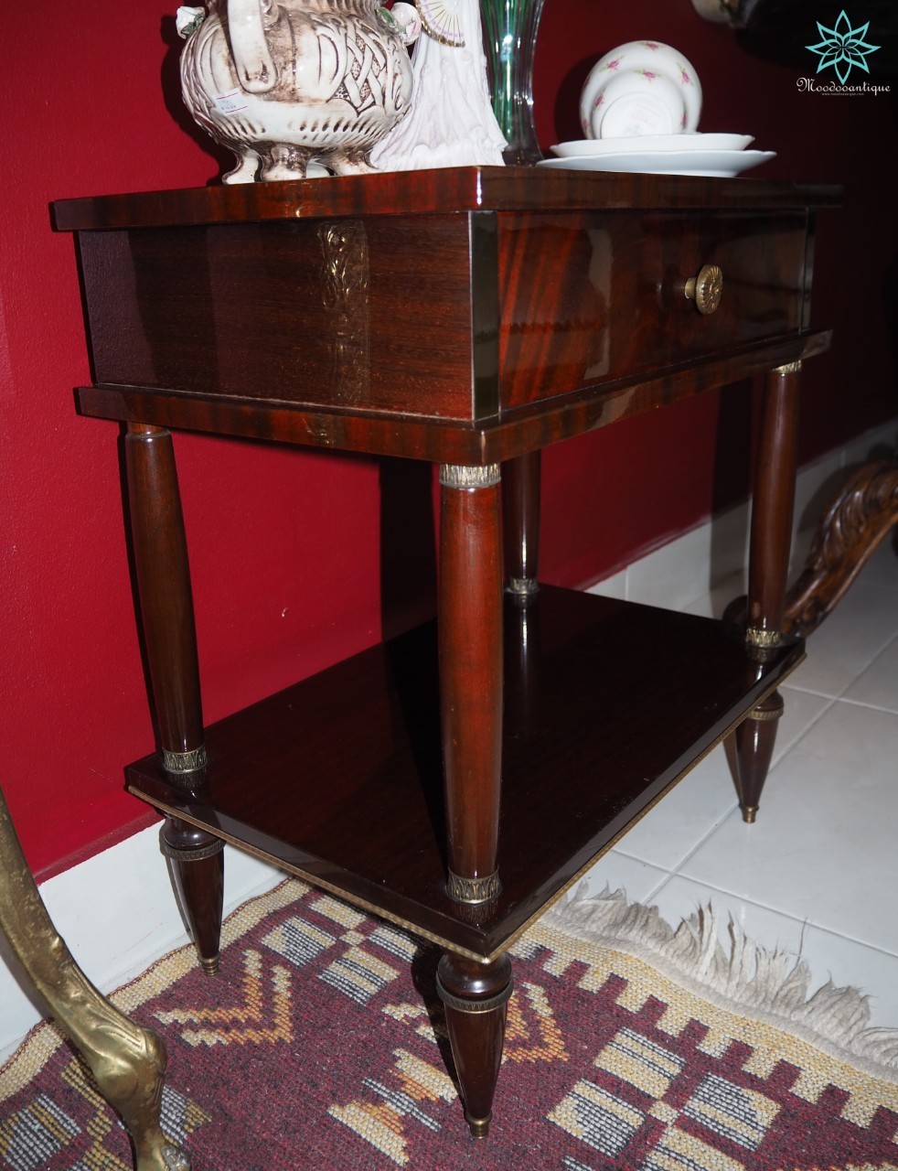 โต๊ะข้างไม้โอ๊คสีเข้ม