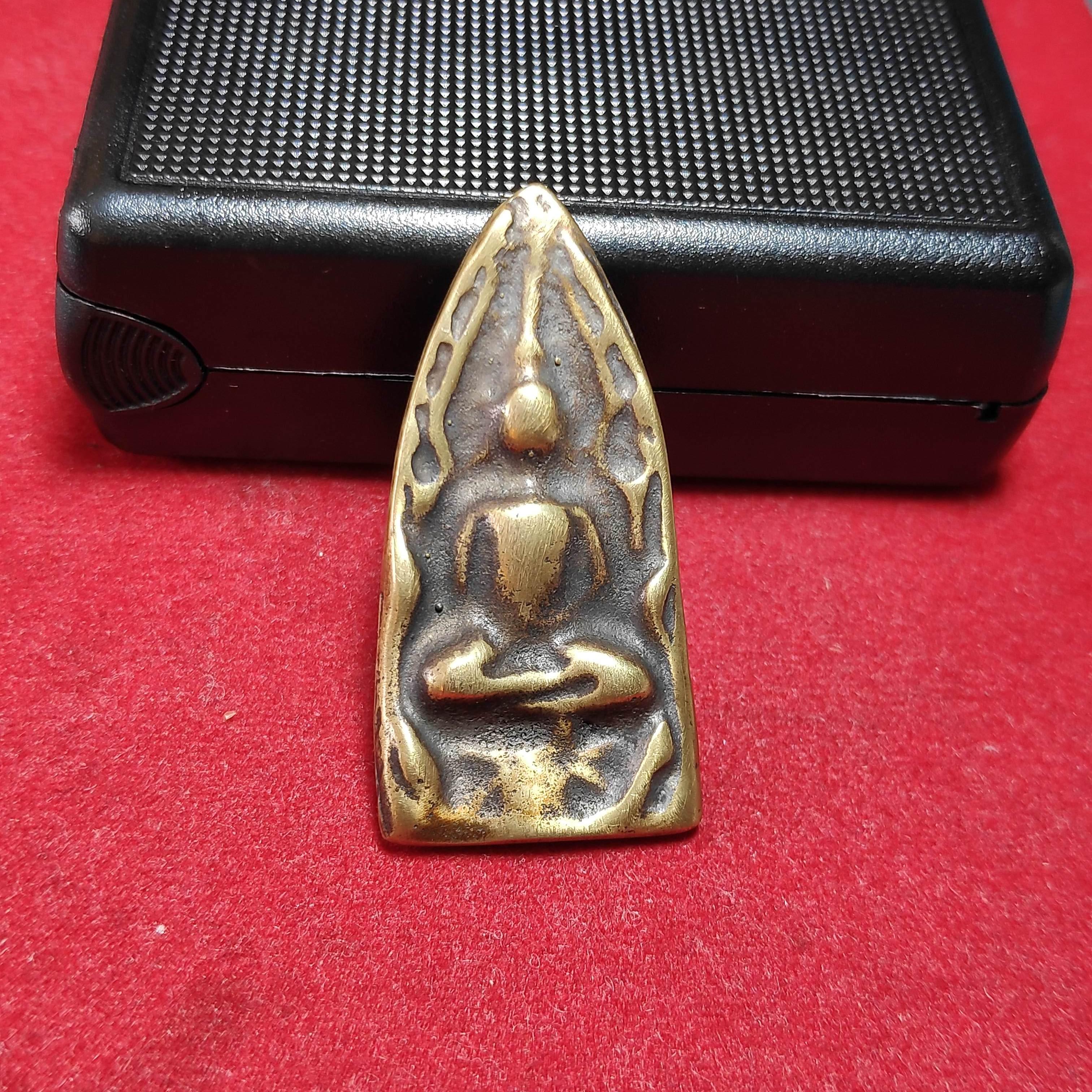 เหรียญหล่อพระขุนเเผนนั่งราวเทียนหลวงพ่อโบ้ยวัดมะนาว