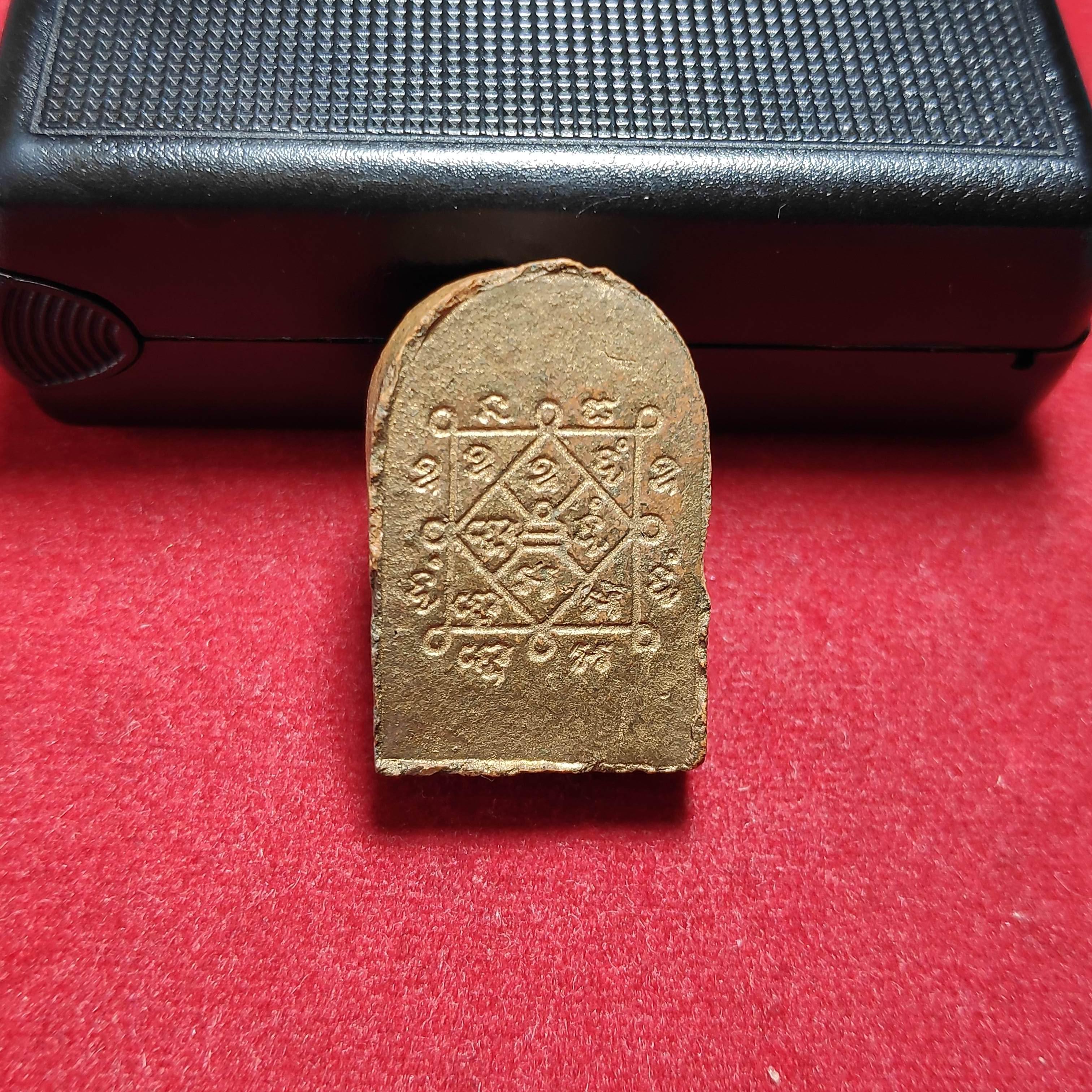 พระสมเด็จปางประทานพรหลังยันต์ตรีเนื้อดิน