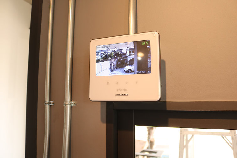 (ชุดพร้อมติดตั้ง) IP VDO PHONE รุ่นเชื่อมต่อมือถือได้ กดกริ่ง เห็นหน้า พูดคุย ปลดล็อกประตูผ่านมือถือได้เลย เชื่อมต่อมือถือได้ 5 เครื่อง สามารถกดเรียกดูย้อนหลังผ่าน Cloud Server ของ KOCOM