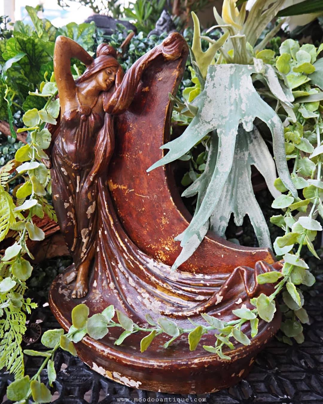 รูปปั้นกระเบื้องดินเผาเก่า รูปผู้หญิง