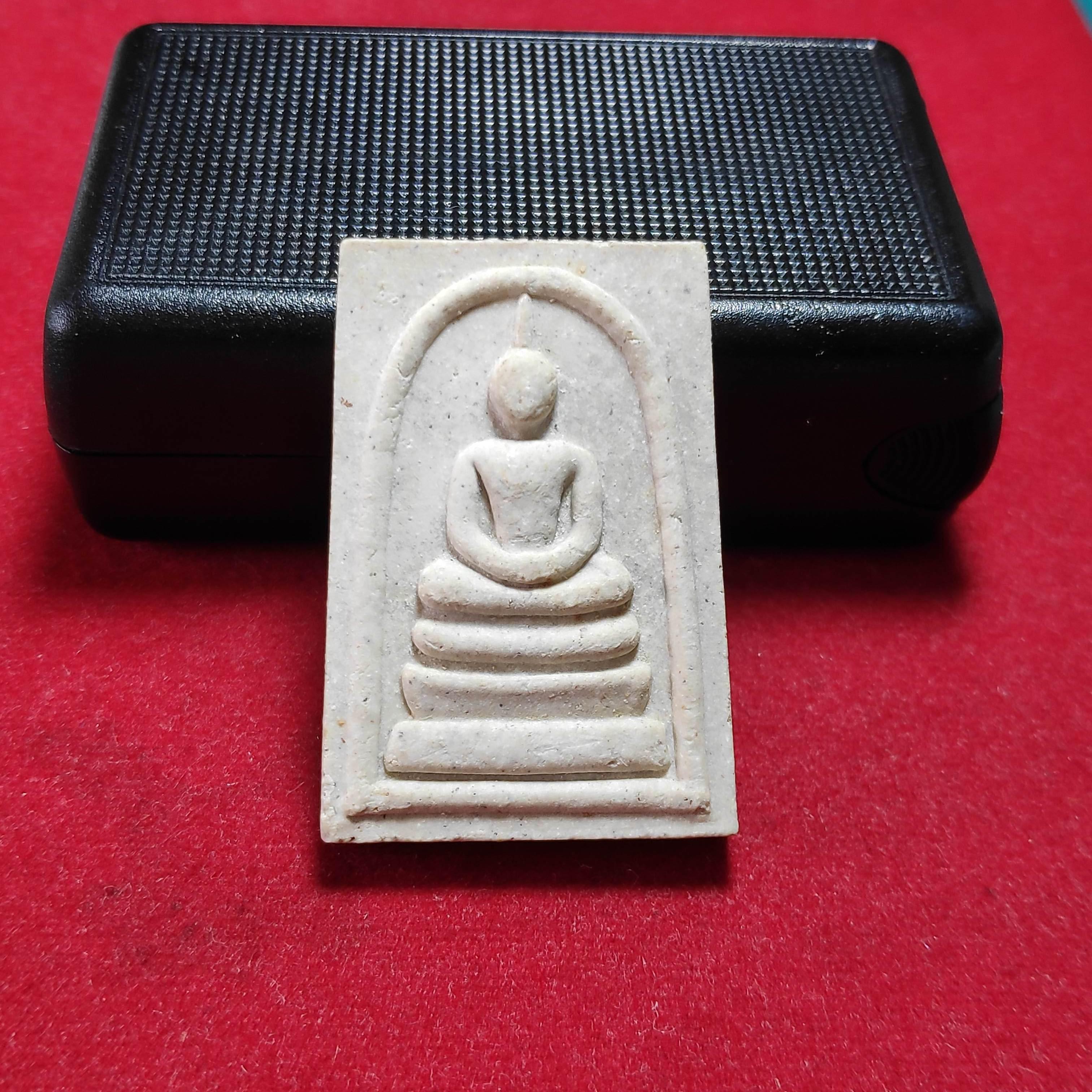 พระสมเด็จเนื้อผงหลวงพ่อยิดวัดหนองจอกหลังปั้มหมึกเเดง