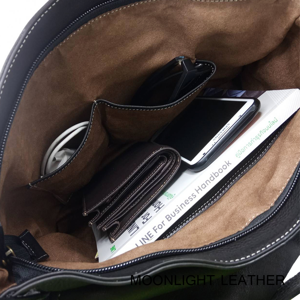 กระเป๋าหนังแท้สะพายข้าง สำหรับผู้ชาย Moonlight สีดำ ทำจากหนังวัวแท้ทั้งใบ นิ่มมาก ขนาดใหญ่ ไม่ลอก มีรับประกัน