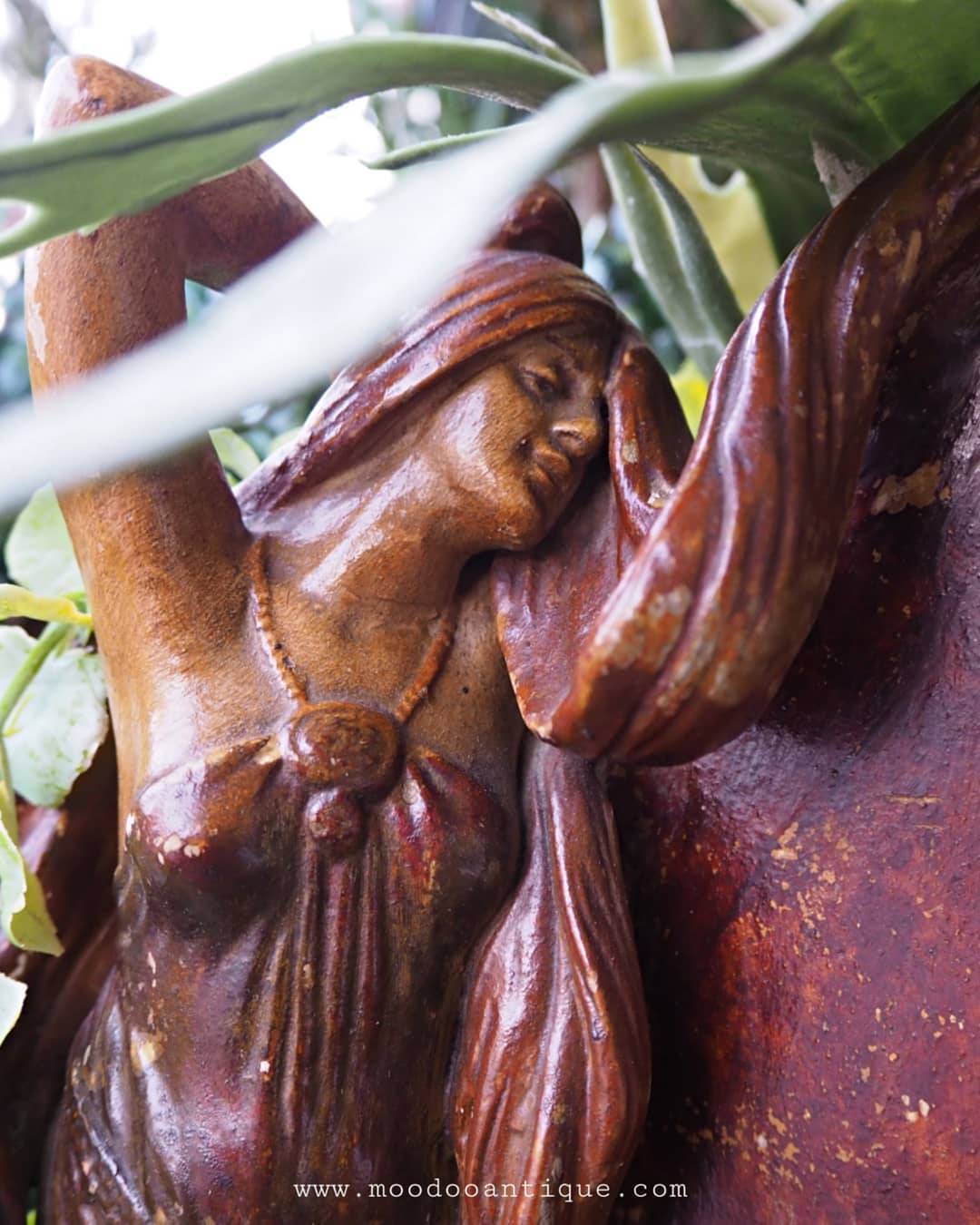 รูปปั้นกระเบื้องดินเผาเก่า รูปผู้หญิง