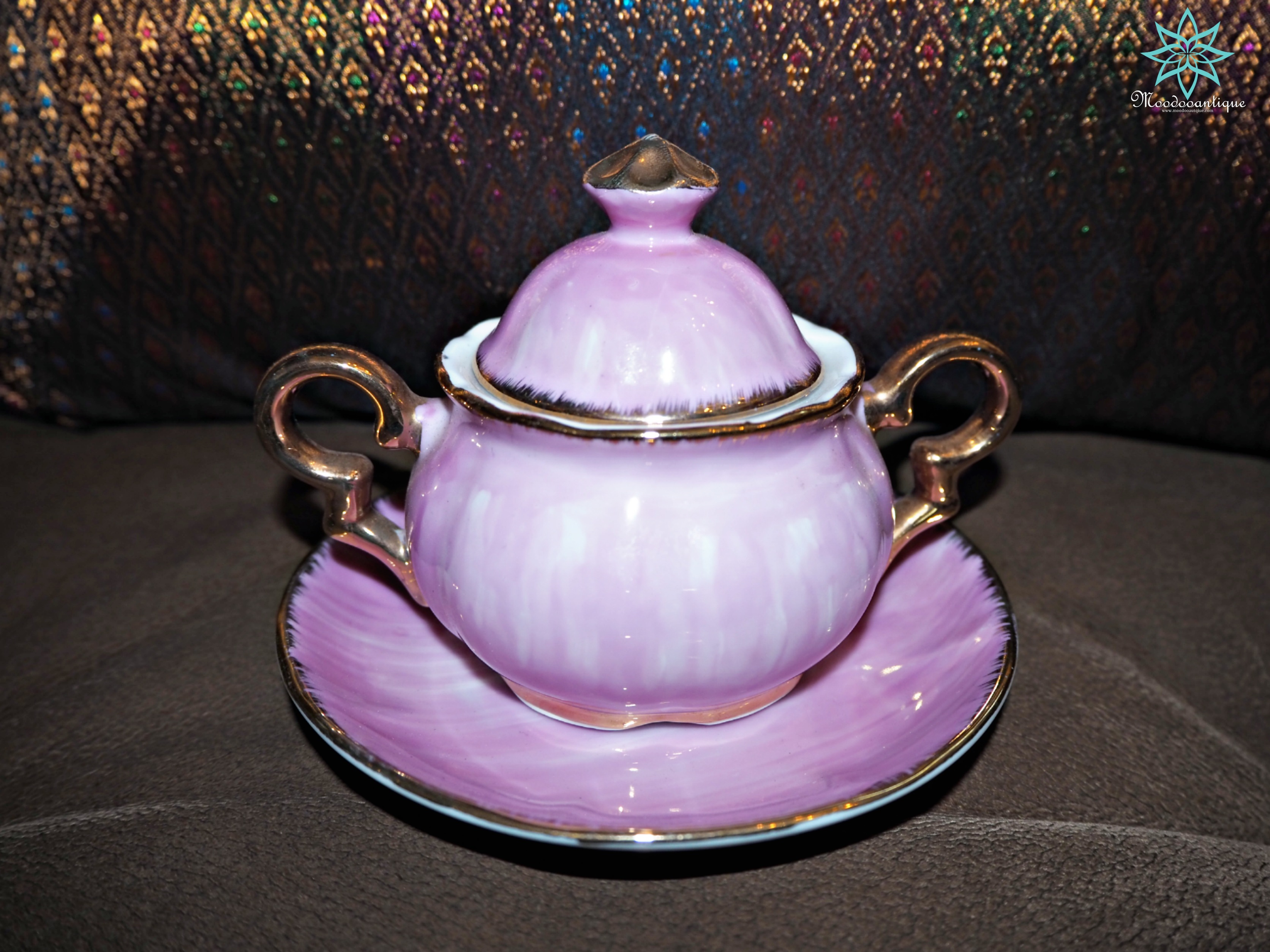 โถน้ำตาลชมพูอมม่วง