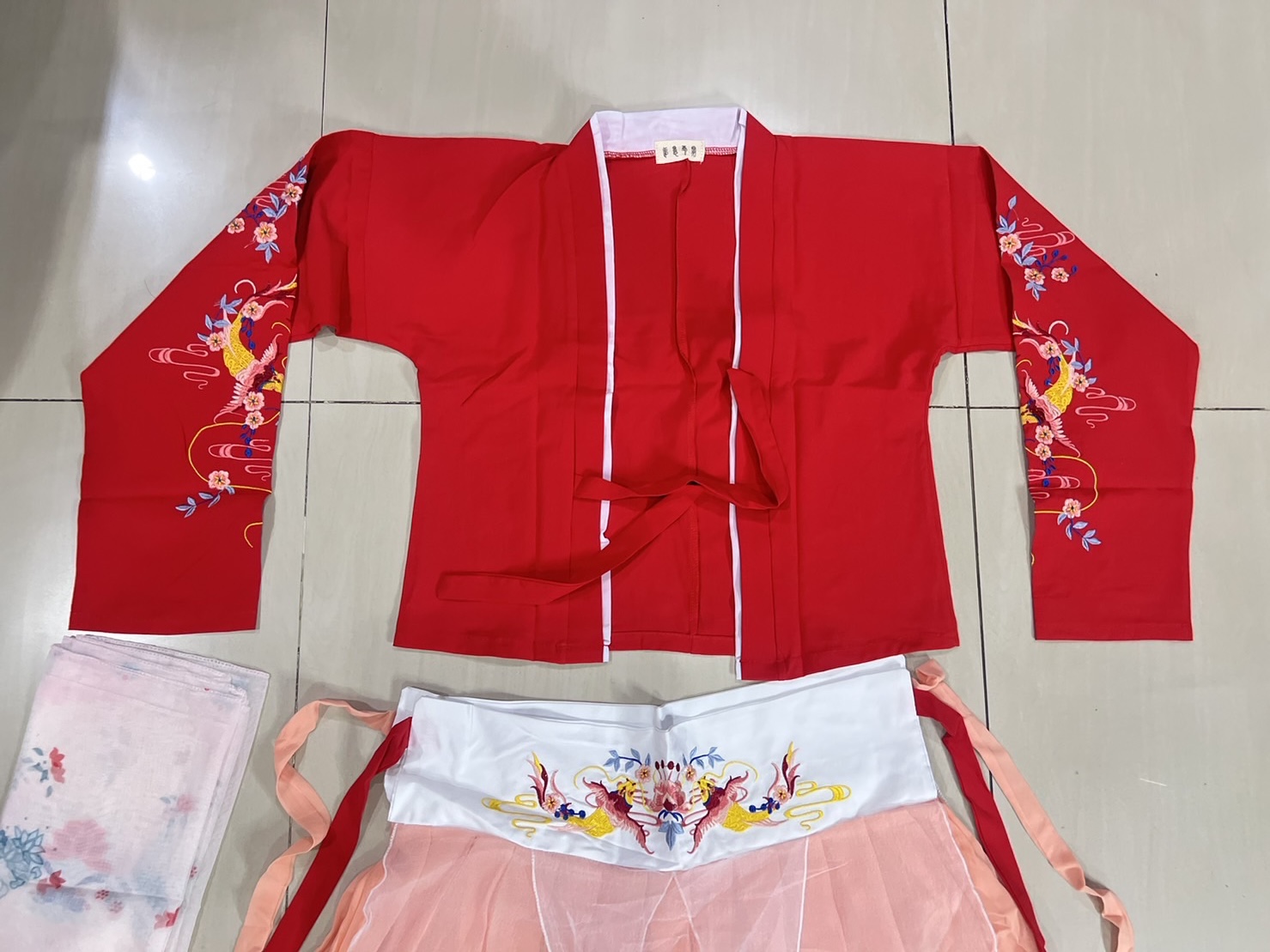 ชุดจีนหญิงฮั่น สีแดง+ชมพู ลายปักรูปปลา รหัส EL 60 สินค้าพร้อมส่ง