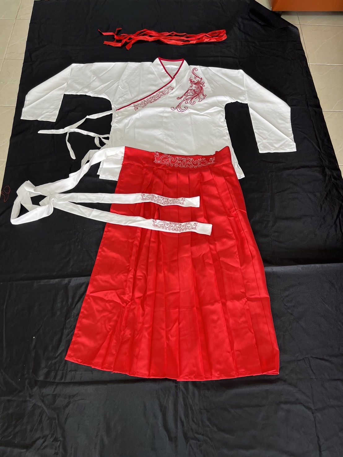 ชุดจีนฮั่น เสื้อขาว + กระโปรงแดง เช่า 400 มัดจำ 500