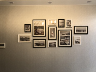 ชุดกรอบรูปติดผนัง Photograph Black&White12 กรอบรูปไม้สีขาวดำ12 ชิ้น พร้อมภาพตามแบบและวัสดุติดตั้ง