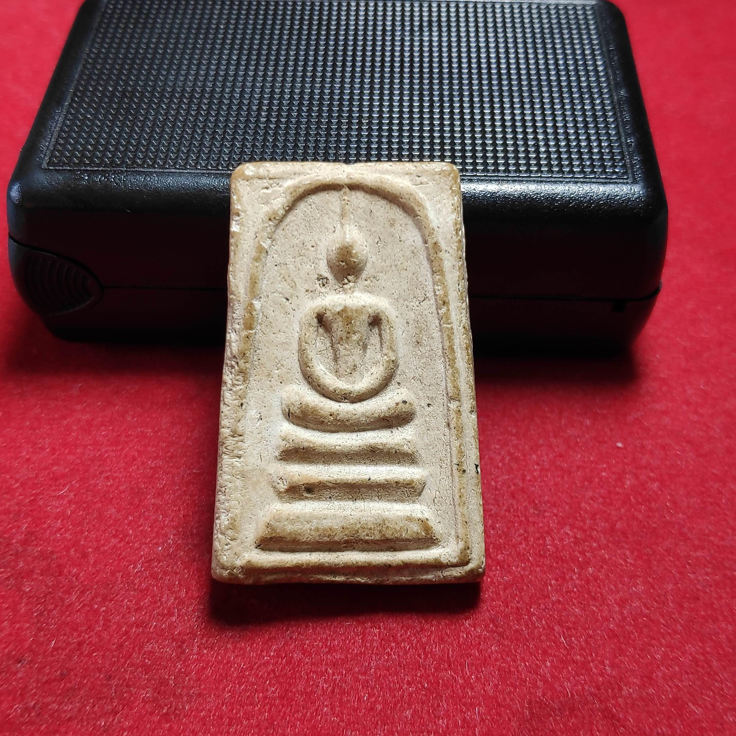 พระสมเด็จเนื้อผงหลังรูปเหมือนพระครูเวฬุวนาภิวัฒน์วัดโพธิ์ศรีวนาราม