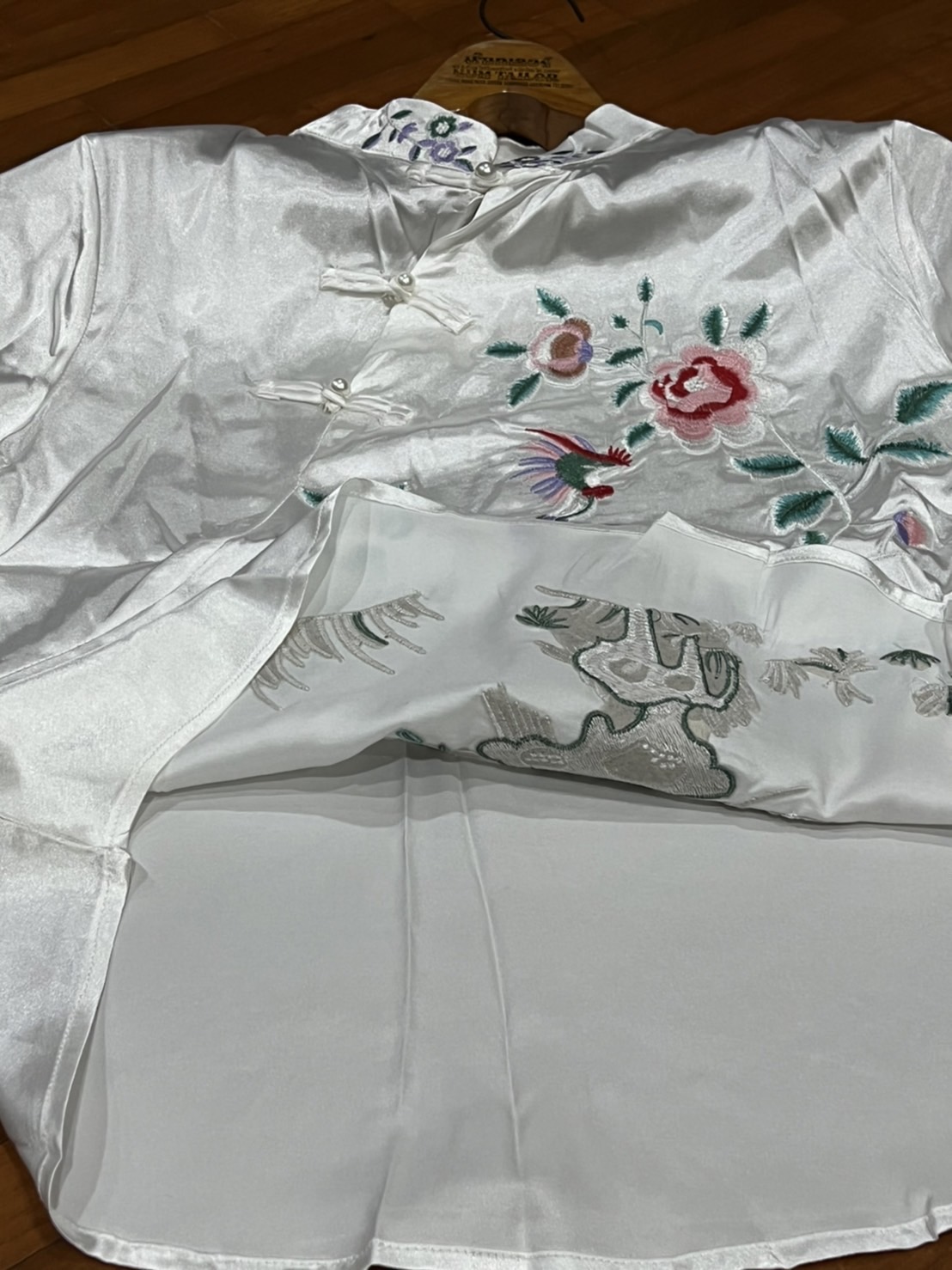 เสื้อสีขาว ลายนกยูง ลายปัก ผ้าลินินผสมซาติน