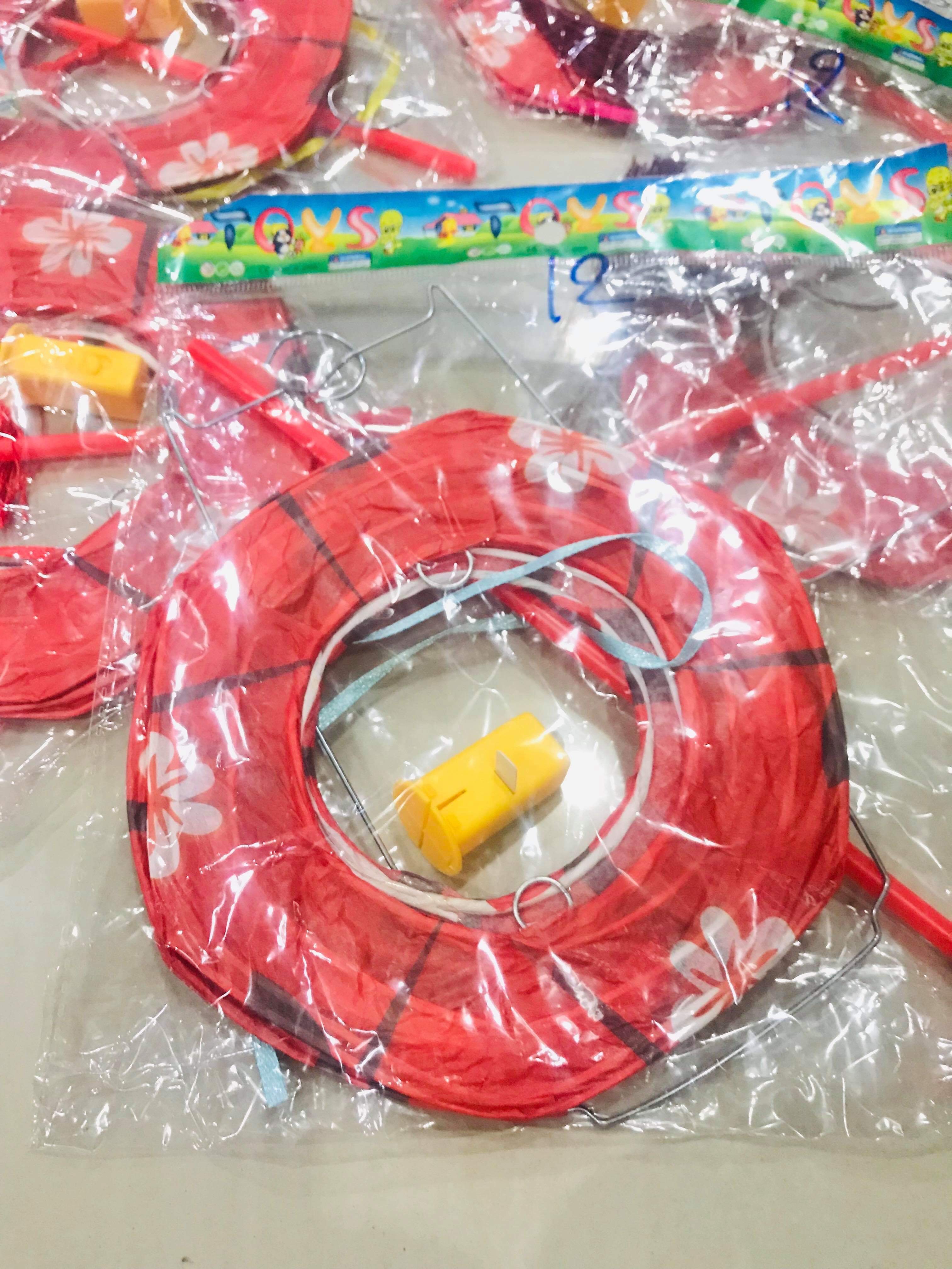 โคมไฟถือ ทรง6เหลี่ยมสีแดงลายดอกไม้ #12