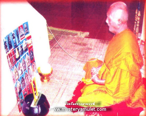 พระขุนแผนหลังงั่งตาแดงเนื้อผงไม้ตะเคียนสีน้ำตาล ฝังตะกรุดอุดพลอยโกเมนและเกศา หลวงปู่คีย์ วัดศรีลำยอง จ.สุรินทร์ สำเนา
