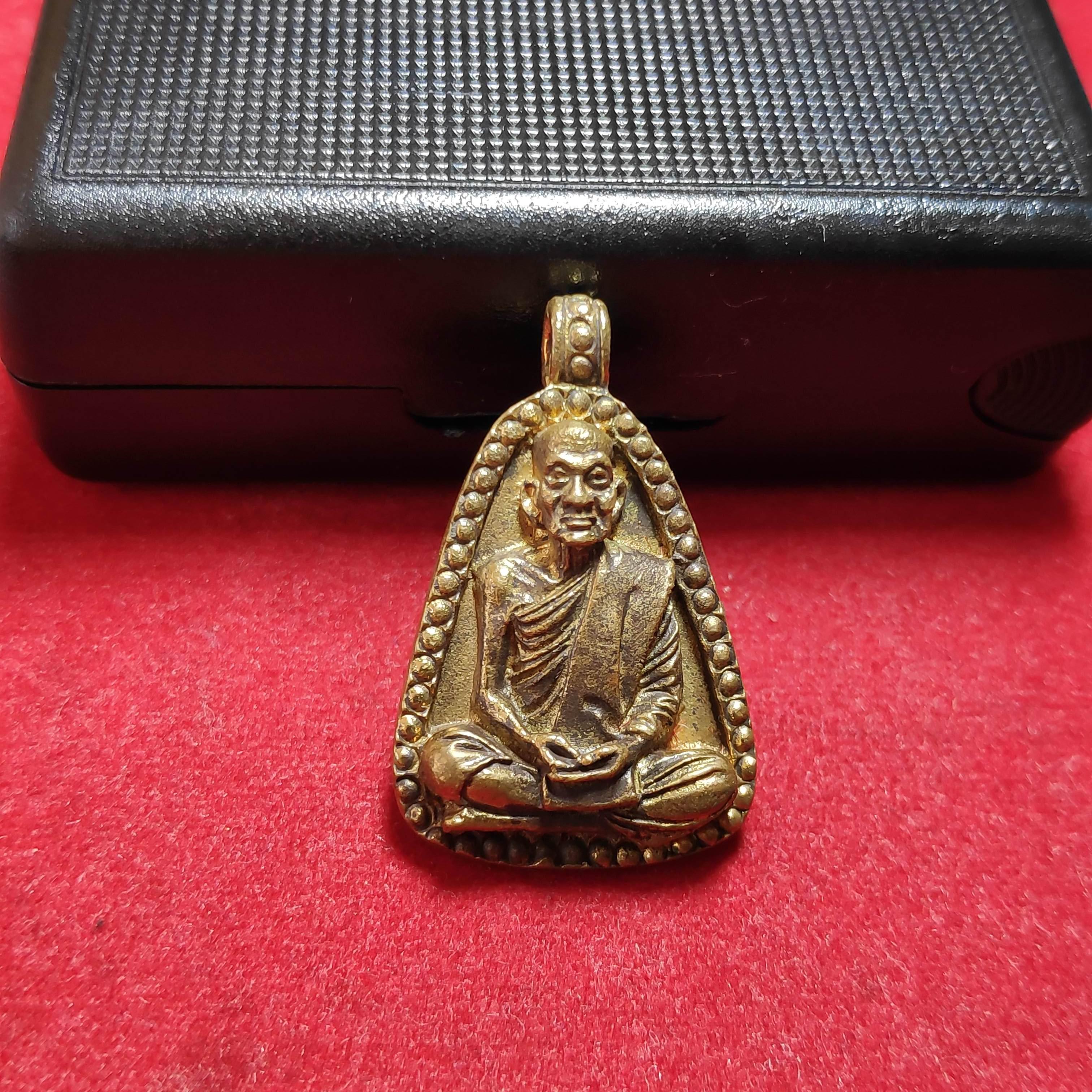 เหรียญหล่อจอบเล็กหลวงพ่อขอมวัดไผ่โรงวัวฉลองอายุ88ปี