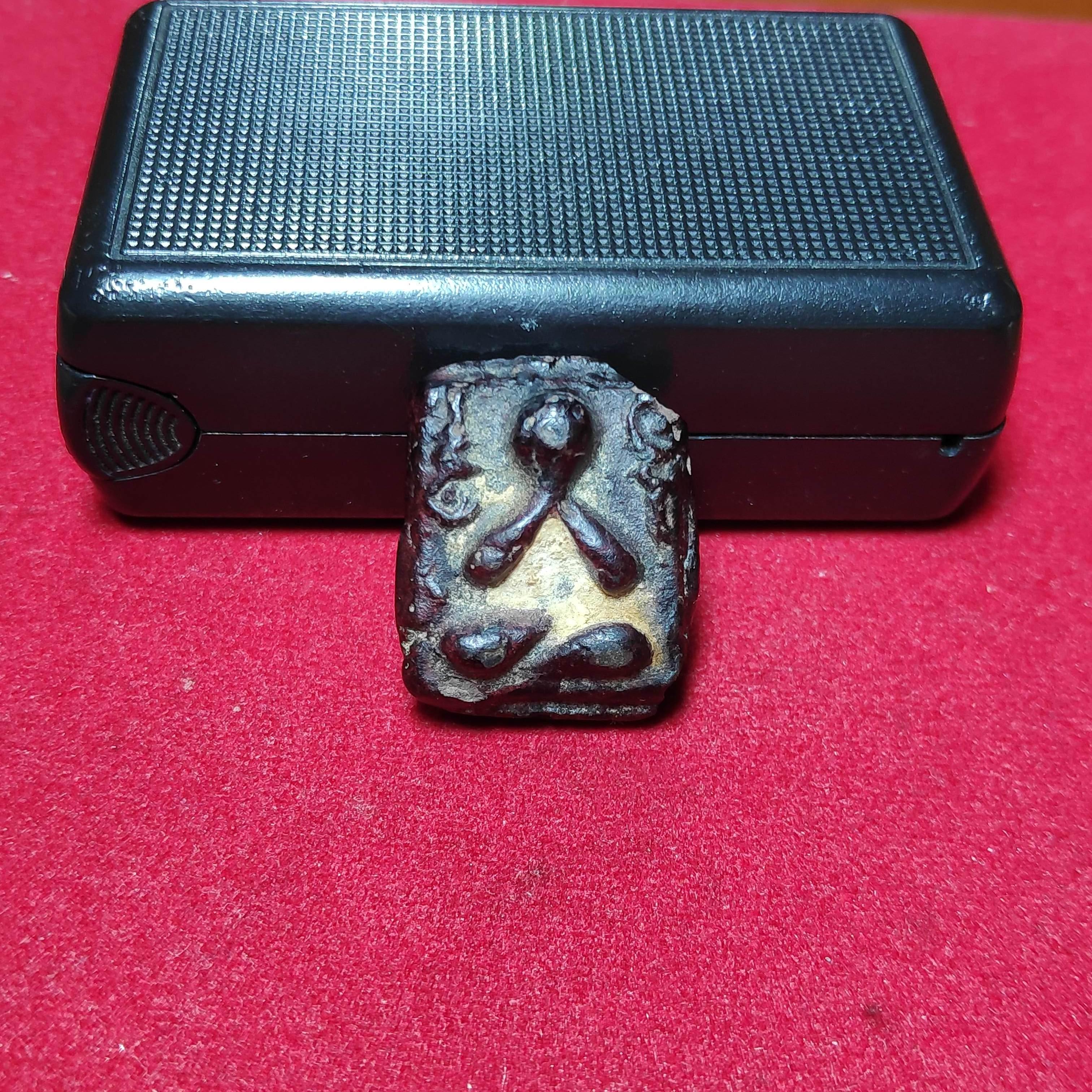 พระปิดตาข้างยันต์สี่เหลี่ยมเล็กหลวงปู่ศุขวัดปากคลองมะขามเฒ่าเนื้อผงคลุกรัก