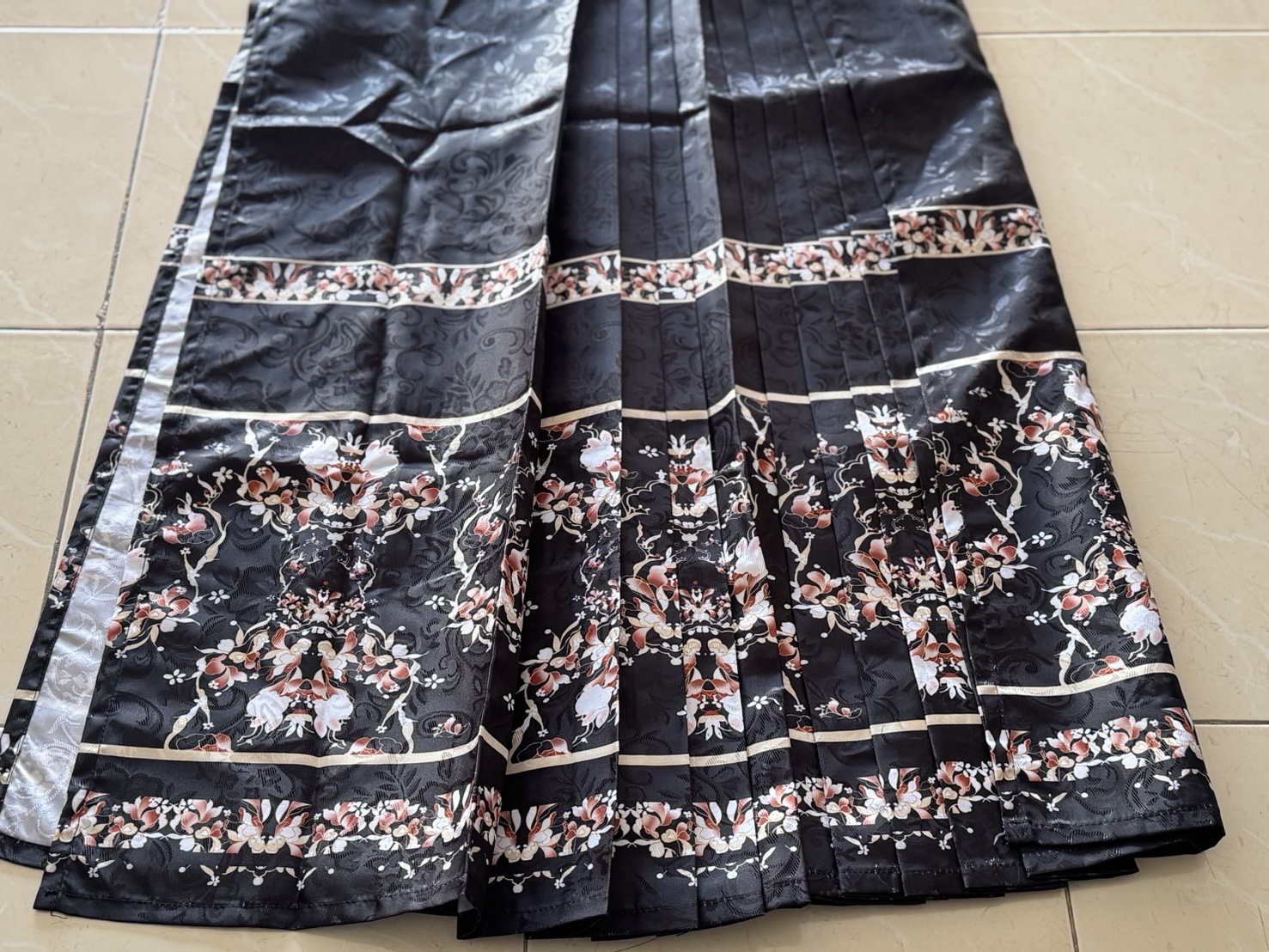 กระโปรงหม่าเมี่ยนยาวสีดำลายทอง #506 สินค้าพร้อมส่ง