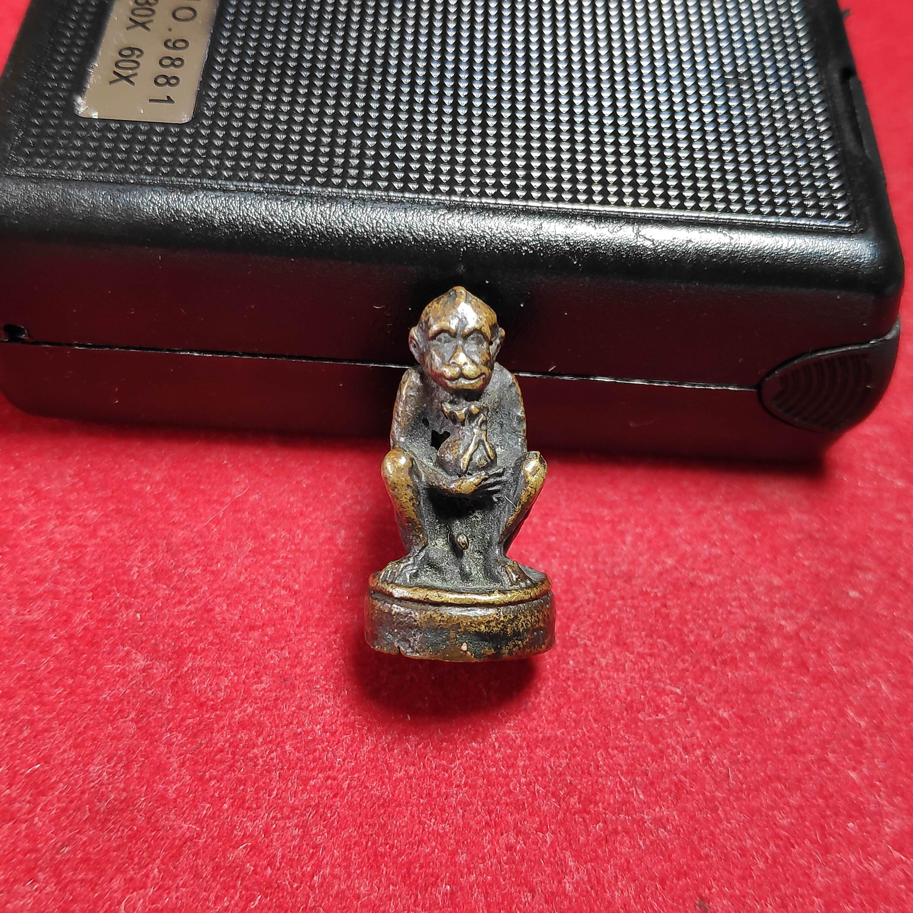 รูปหล่อลิงอุ้มทรัพย์รุ่น2หลวงพ่ออินวัดลาด จ.จันทบุรีปี2523