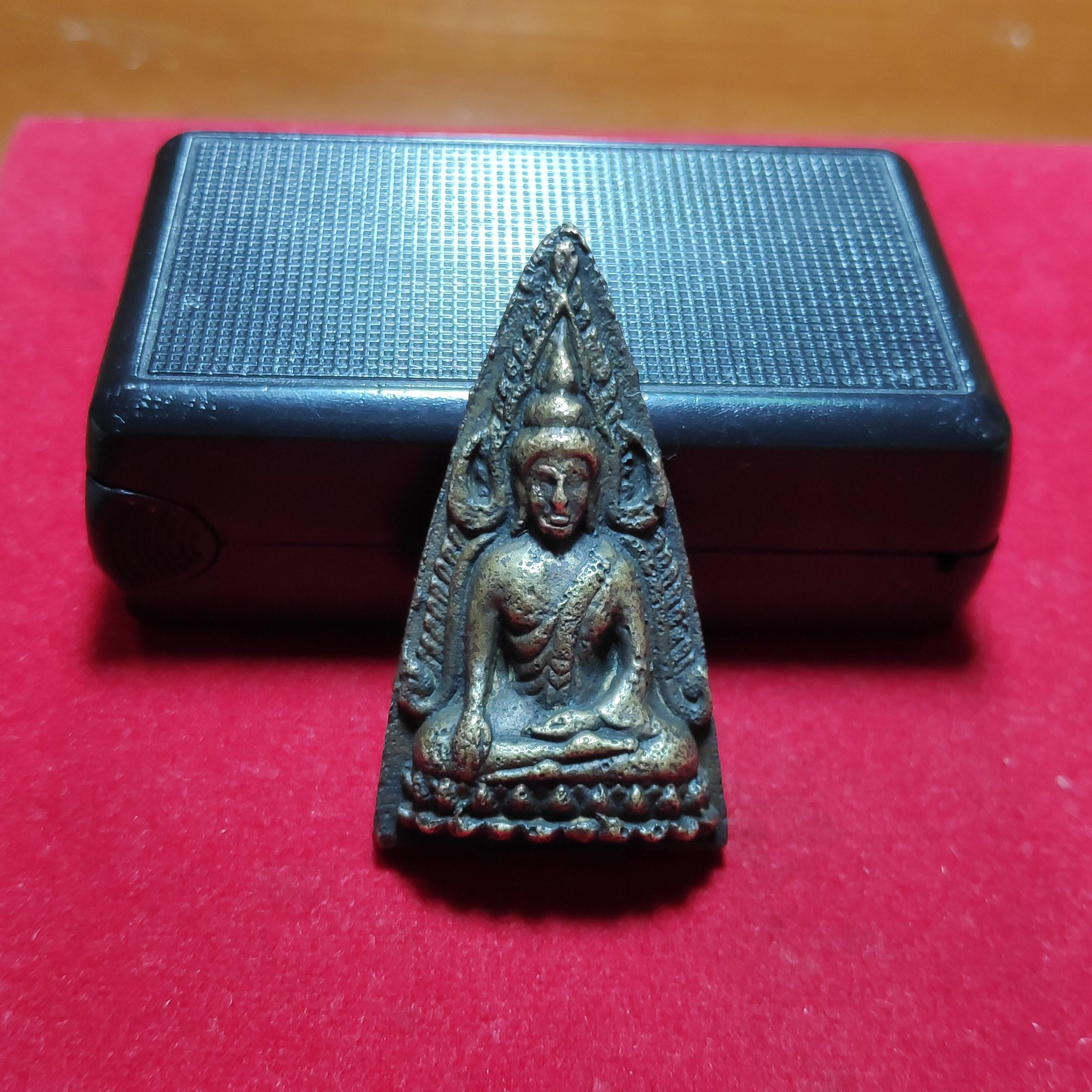 รูปหล่อพระพุทธชินราชครึ่งซีกวัดบางประทุนนอก