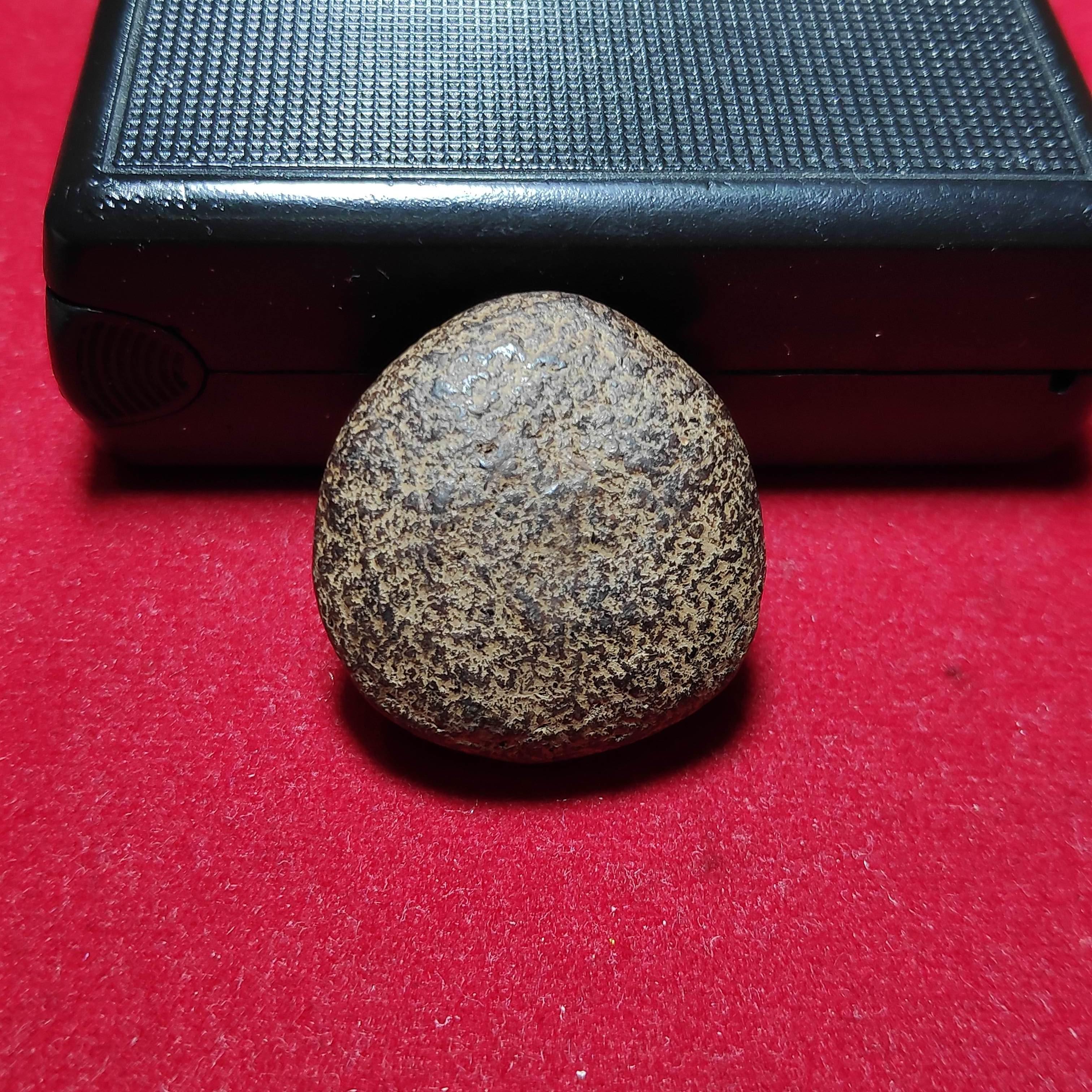 พระปิดตาหลวงพ่อโตวัดเนินสุทธาวาสพิมพ์เเข้งซ้อนเนื้อผงคลุกรัก