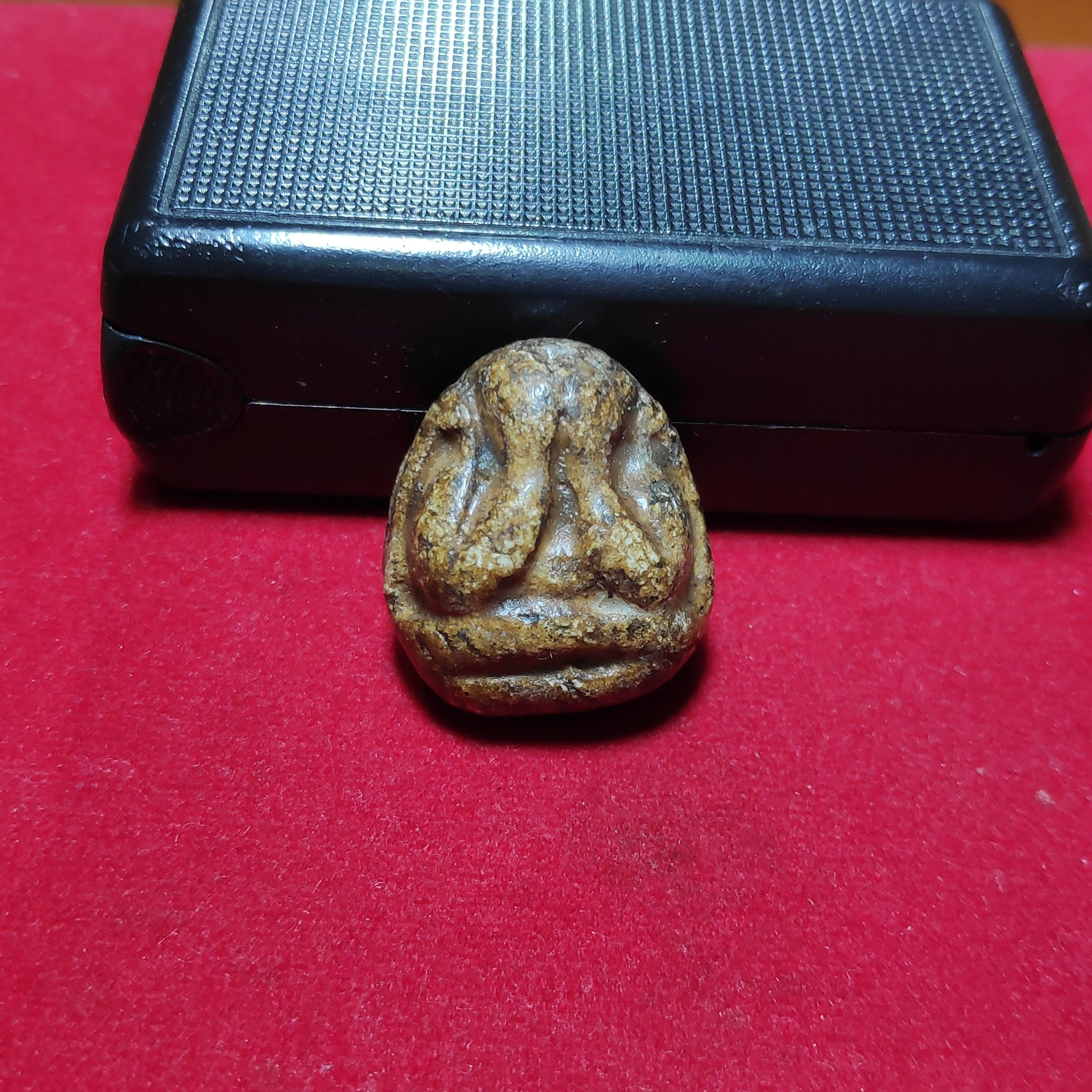 พระปิดตาหลังเเบบพิมพ์เล็กเนื้อผงพุทธคุณ