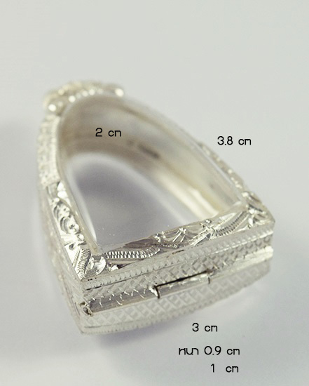 ตลับเงิน พระรูปหล่อลอยองค์ฐานกว้างขนาด 3 x 3.8 cm