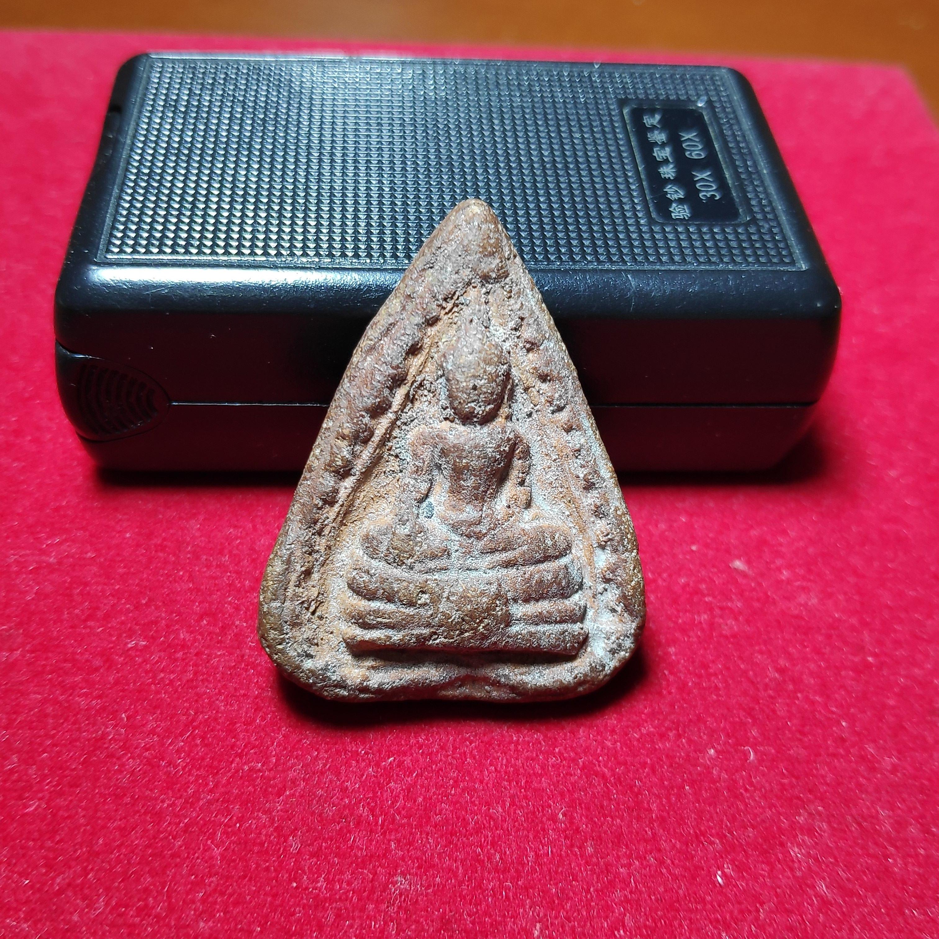 พระประธานพิมพ์กลีบบัวข้างเม็ดเนื้อดิน