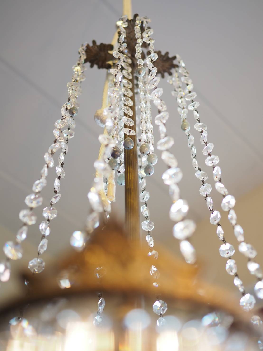 แชนเดอเรียฝรั่งเศส งานสมัยเก่าร้อยด้วยแท่งแก้วยาวกับคริสตัลและหินอาเกต (Agate) คริสตัลฝรั่งเศส