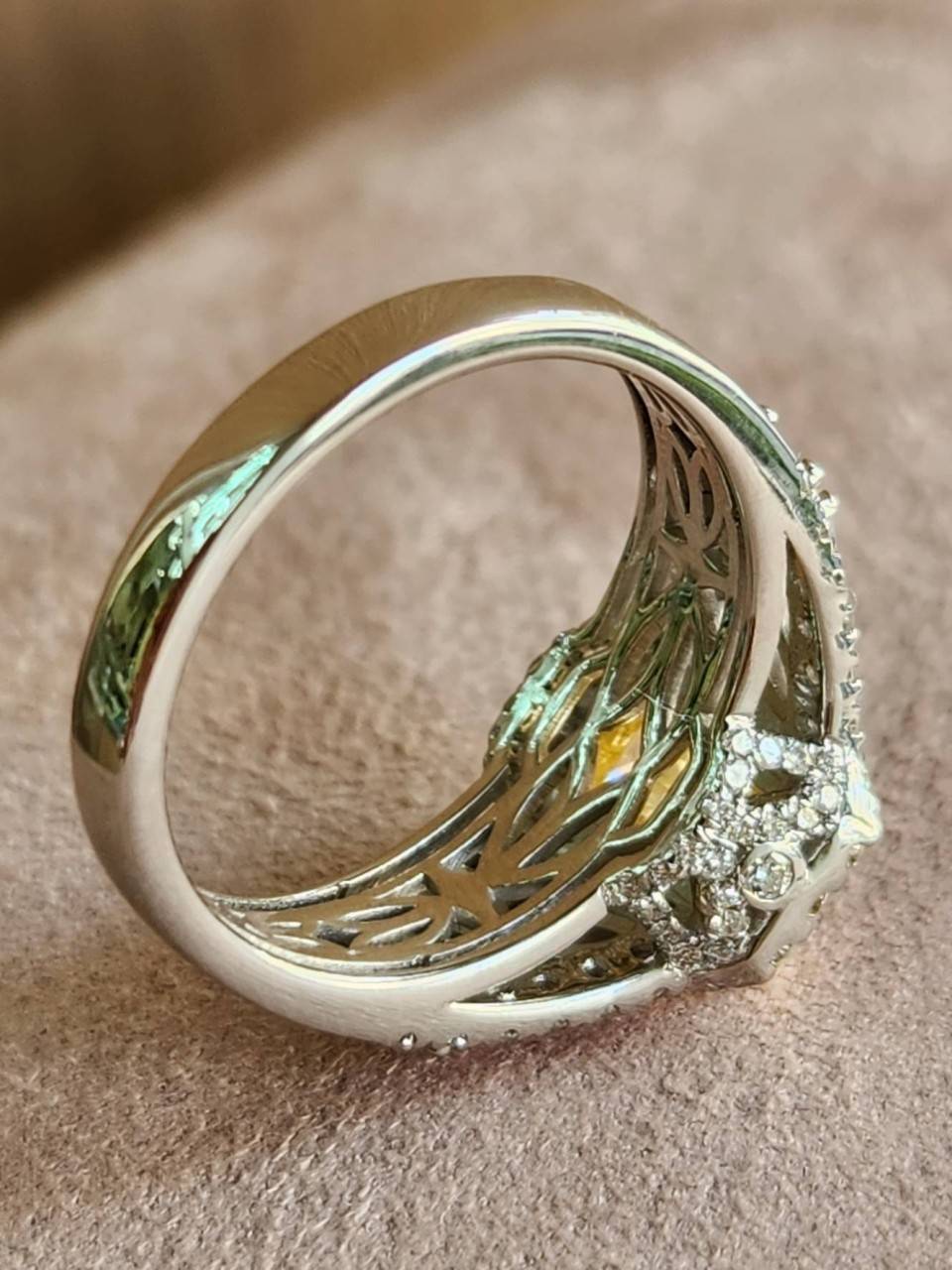 แหวนเพชรแฟนซีแท้สีเหลืองทอง Fancy Yellow Diamond 1.107 cts