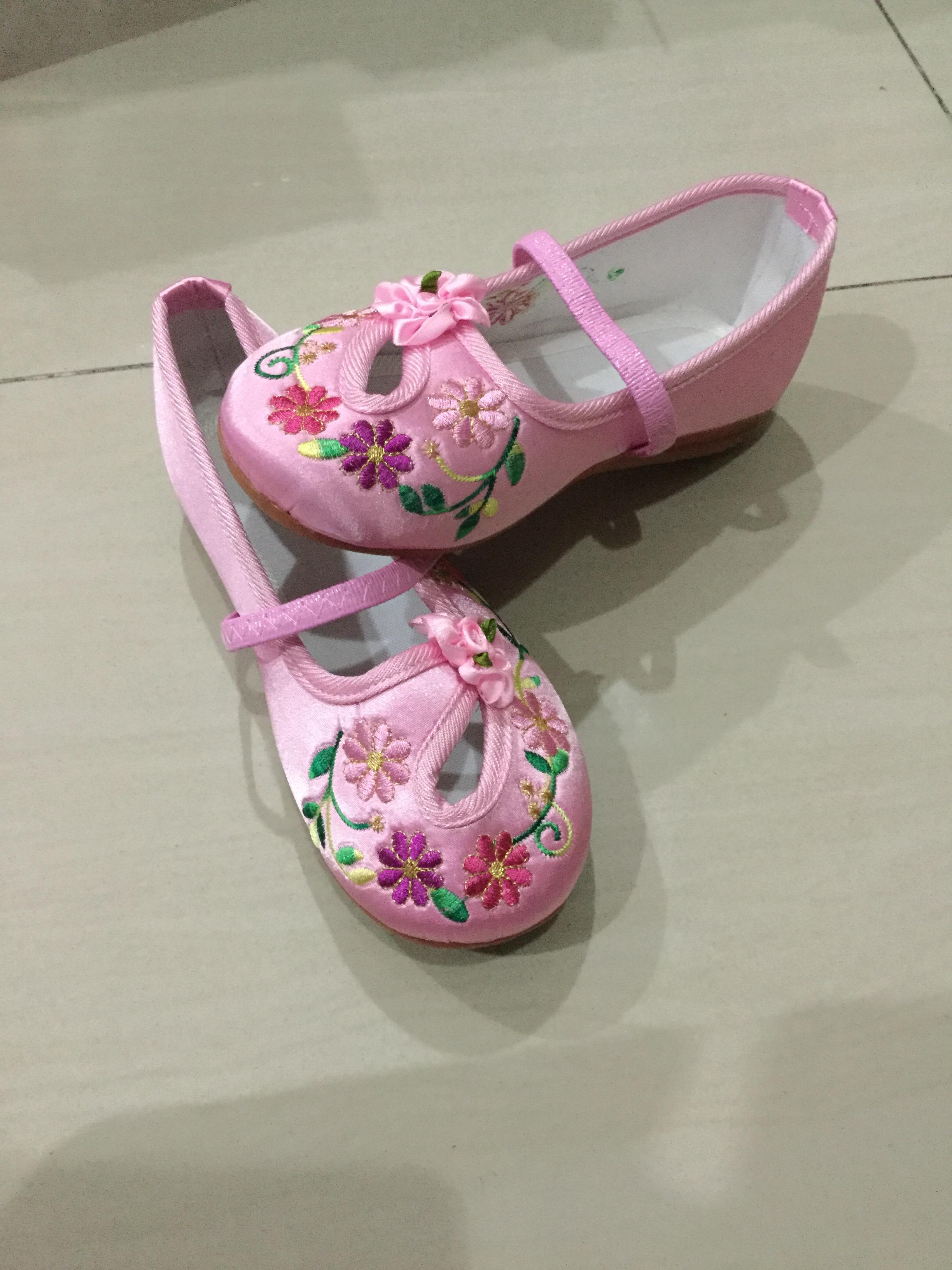 รองเท้า สไตล์จีน ของสาวน้อยสีชมพู อ่อน พร้อมส่ง