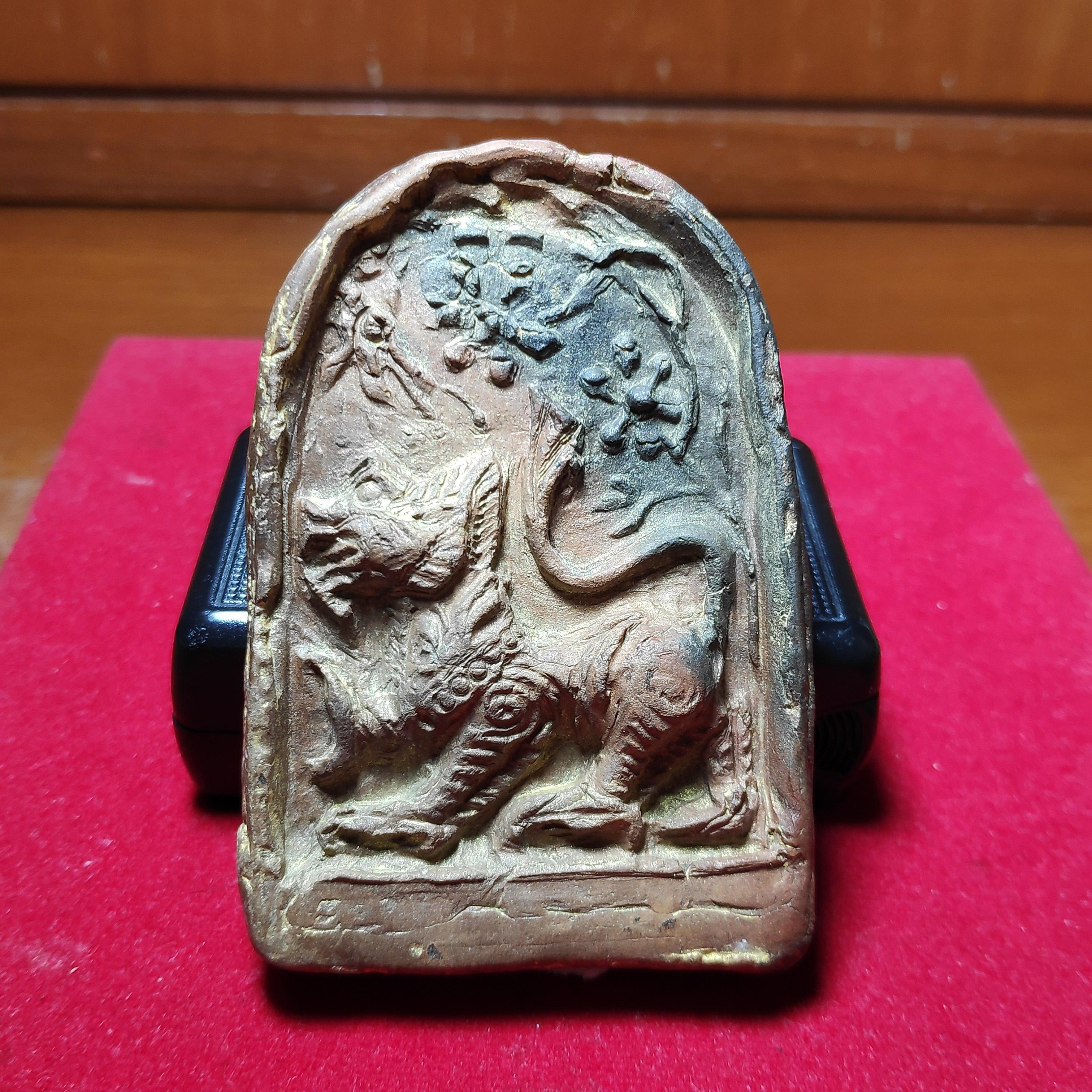 สิงห์หลวงพ่อจงวัดหน้าต่างนอกหลังจารยันต์เนื้อดินสูง7เซ็นต์