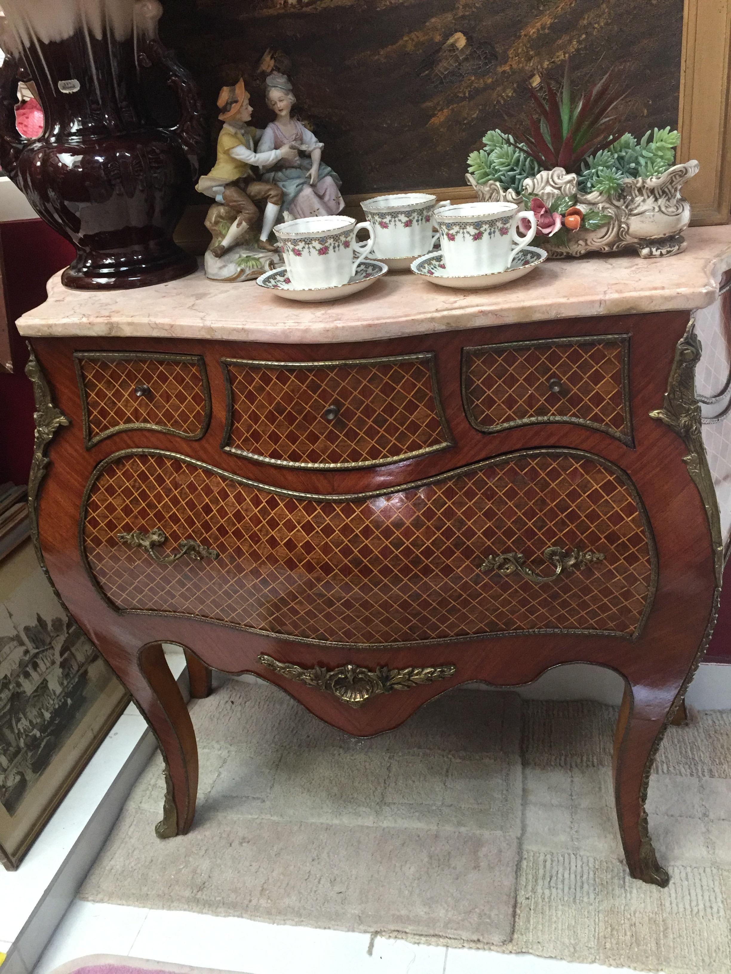 โต๊ะบอมบ์ขอบทองเหลือง