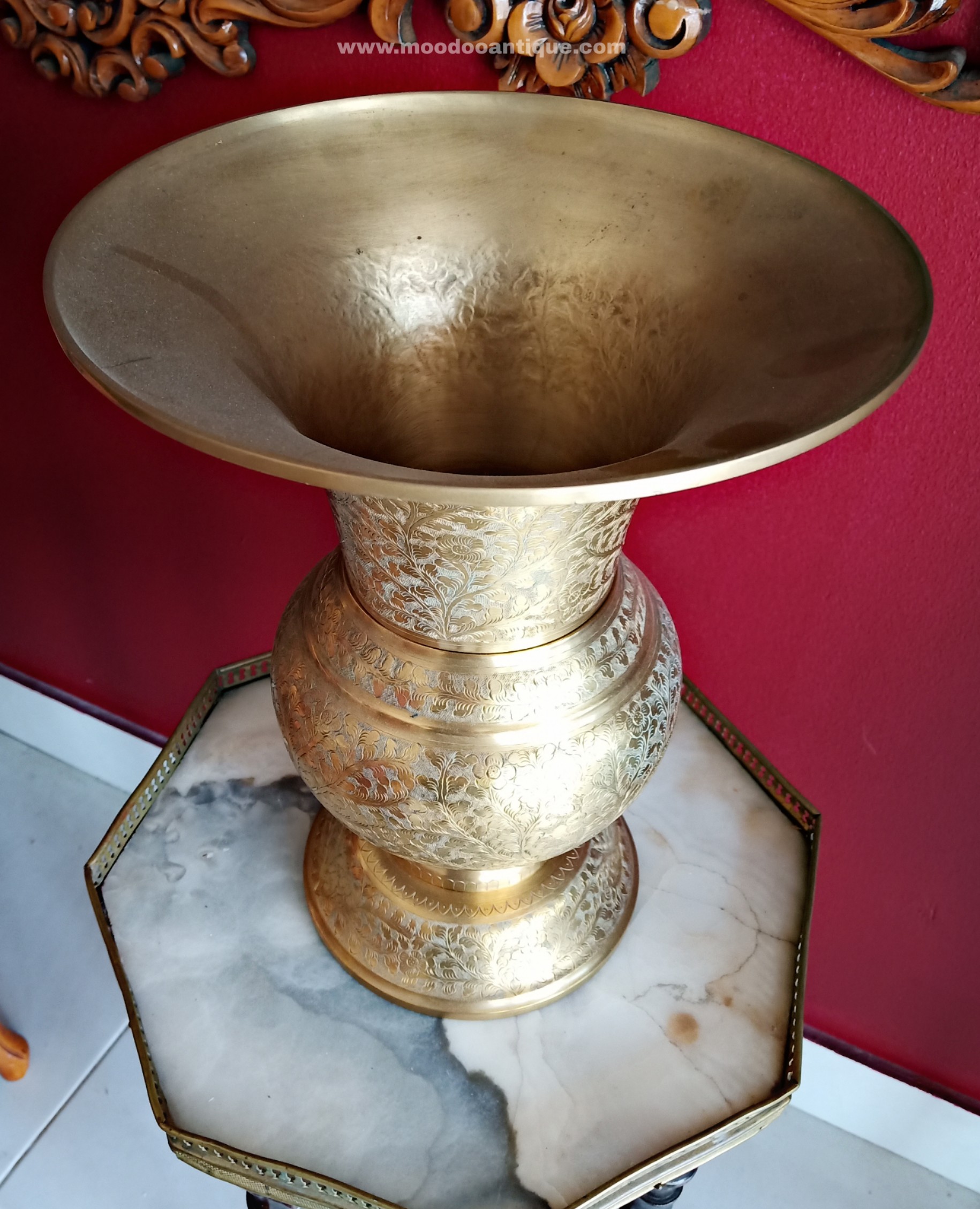 กระโถนปากแตรทองเหลืองเก่าตอกลาย