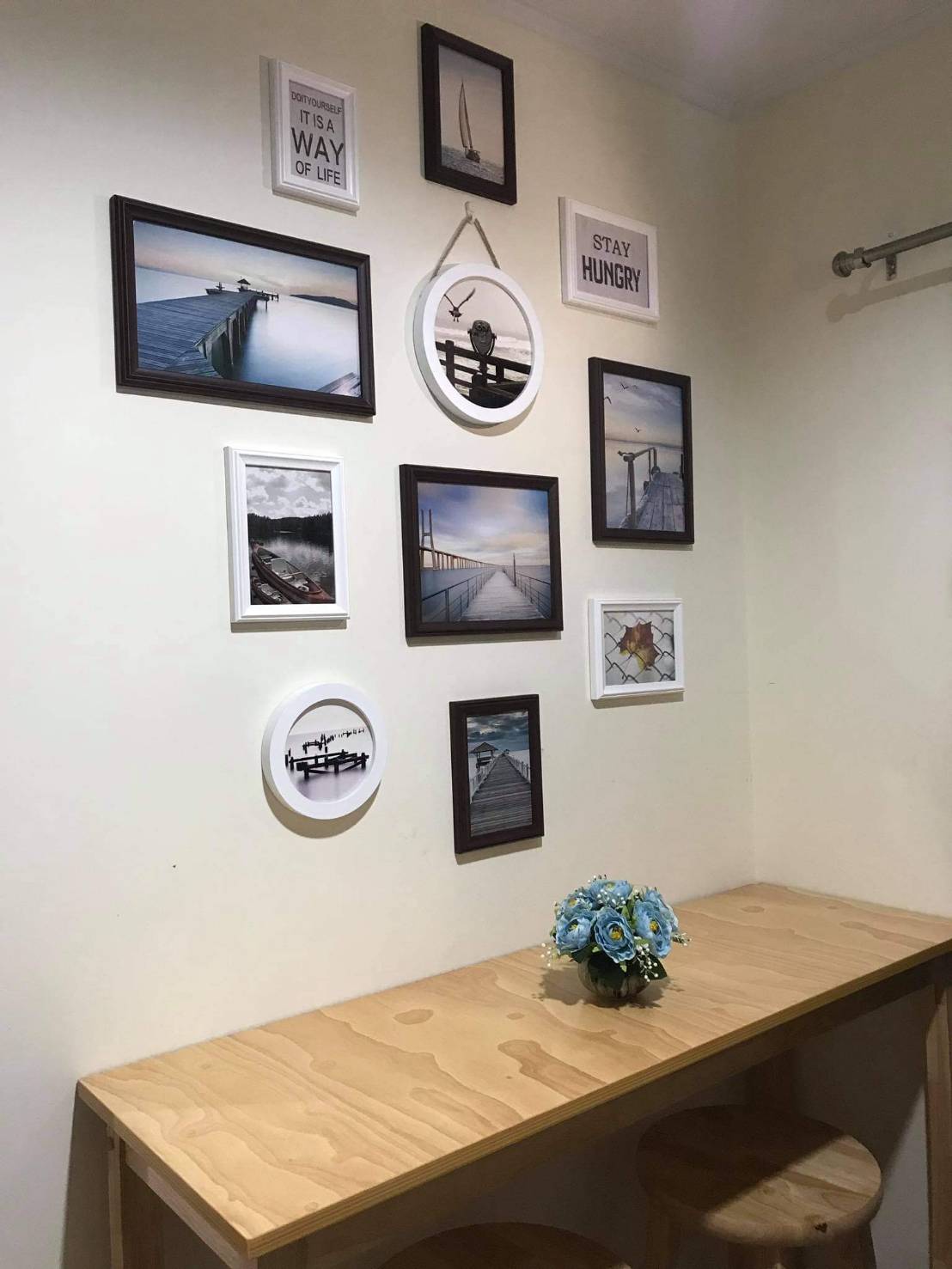 ชุดกรอบรูปติดผนัง Vertical set 11 (Brown&White-View) กรอบรูปไม้ 9 ชิ้นพร้อมภาพตามแบบ + รูปแคนวาส 2 ชิ้นและวัสดุติดตั้ง