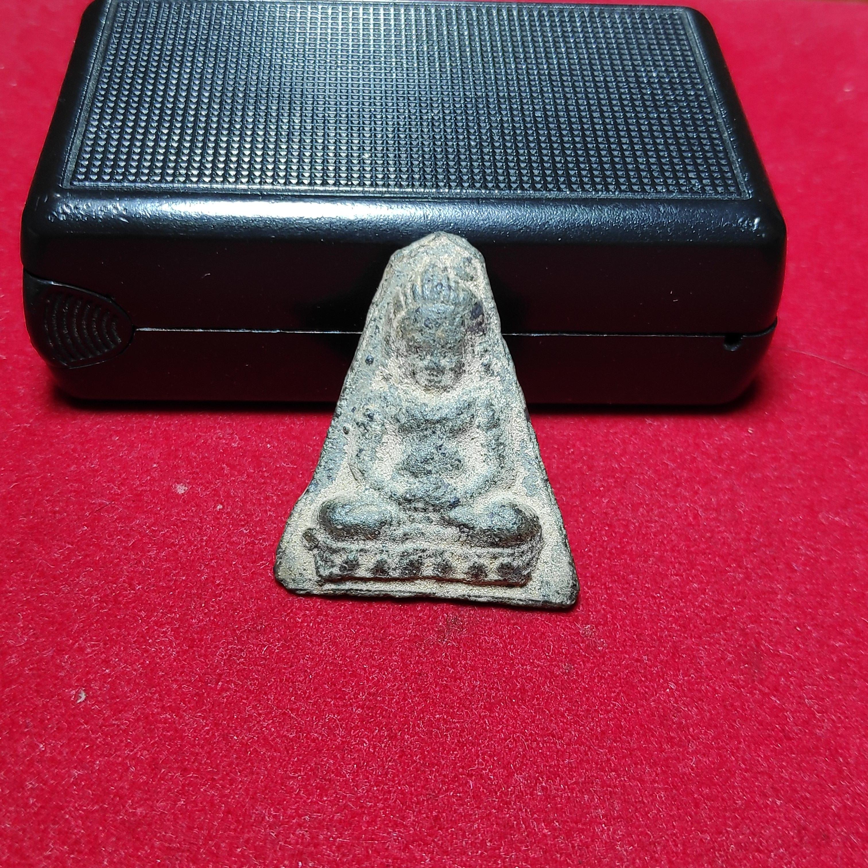 พระร่วงนั่งฐานบัวกรุสุโขทัยเนื้อดิน