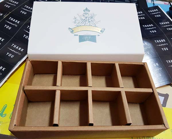 โปรโมชั่น//กล่องช็อคโกแลต 8 ช่อง 9.7x17.3x3.5 สีขาวนวล พิมพ์ลายกุหลาบคลาสสิค