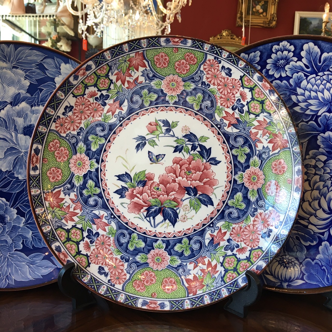 จานใบใหญ่ Suzuyama Minami Kiln ลายดอกไม้สี่ฤดู และผีเสื้อ