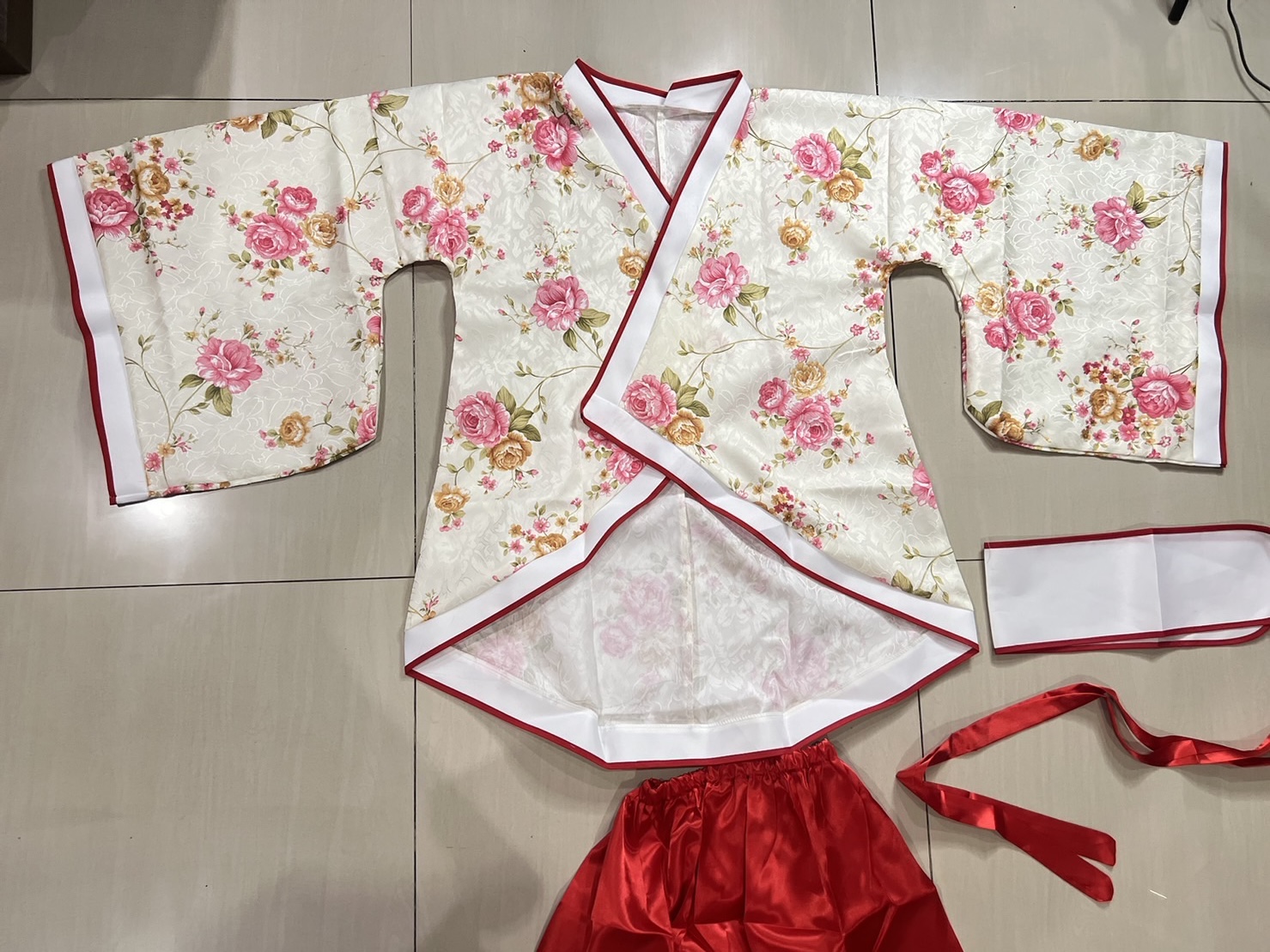 ชุดจีนสตรีฮั่นโบราณ สีแดงเสื้อลายดอก เช่า 450 มัดจำ 500