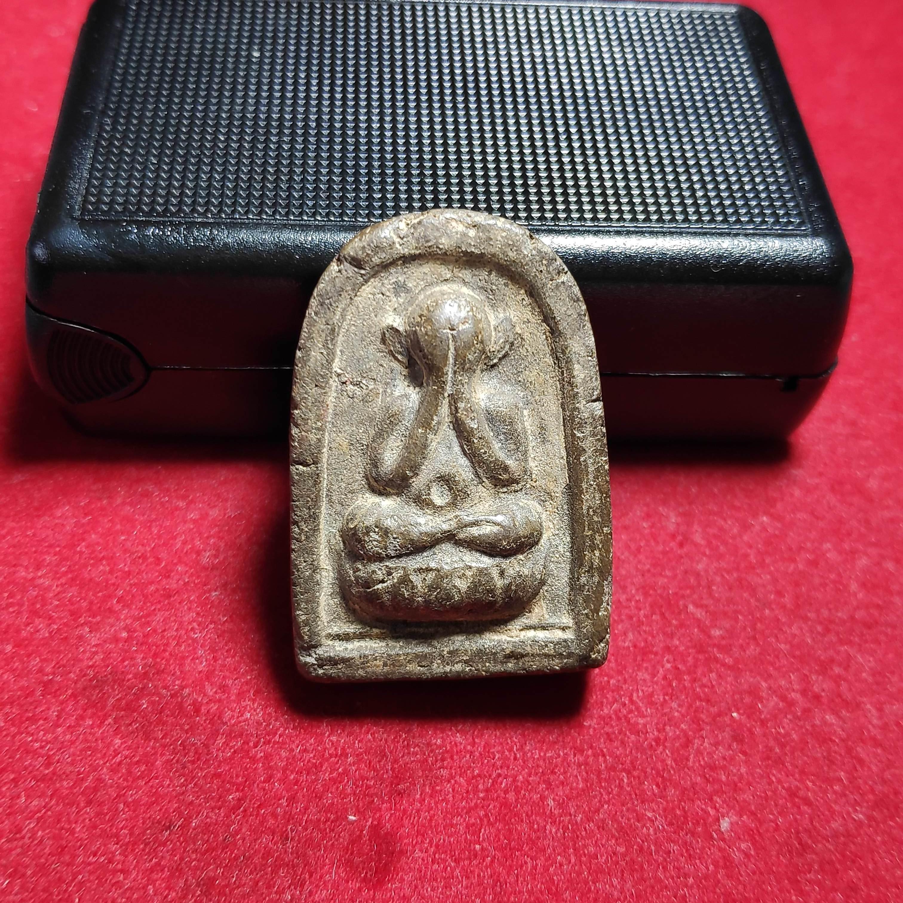 พระปิดตาพิมพ์ซุ้มกอหูกระต่ายหลวงพ่อเอียวัดบ้านด่านหลังยันต์เนื้อว่านปี2516