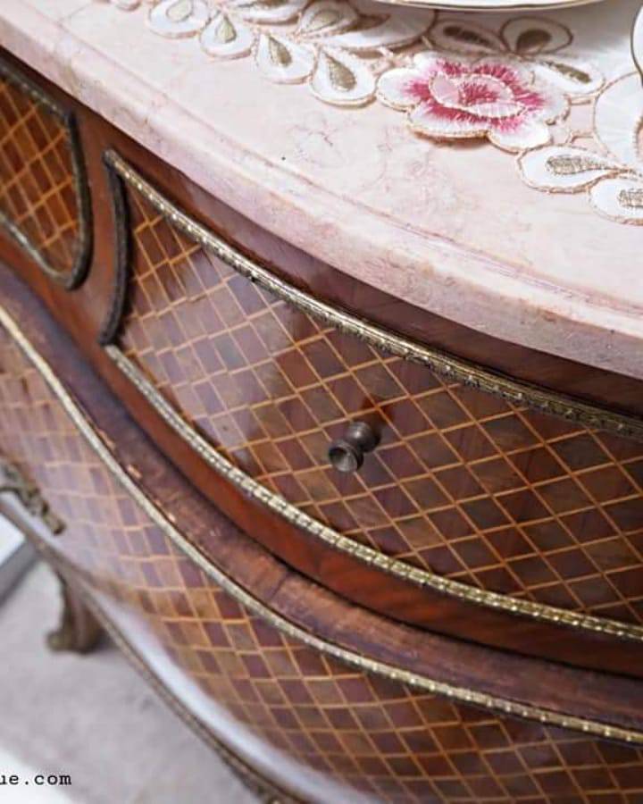 โต๊ะบอมบ์ขอบทองเหลือง