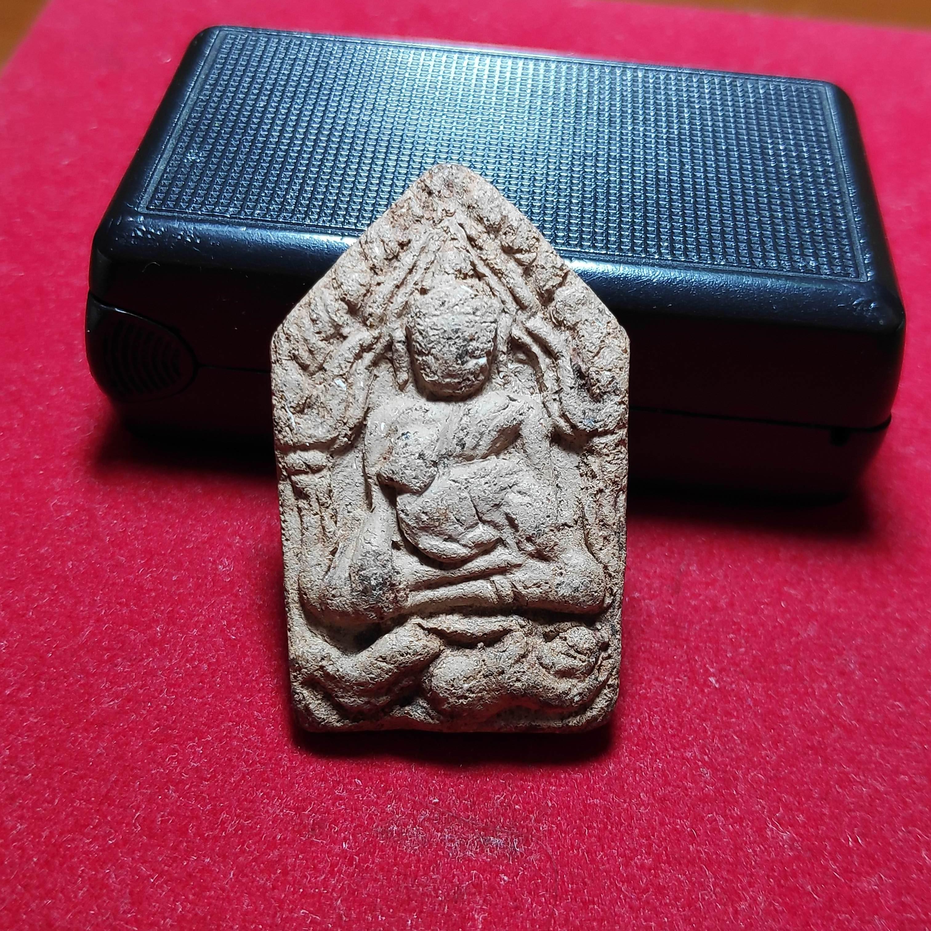 พระขุนเเผนอุ้มไก่ประทับพรายกุมารหลวงพ่อกวยหลังยันต์