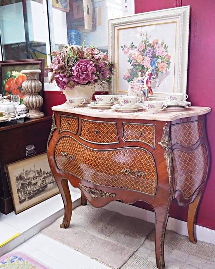 โต๊ะบอมบ์ขอบทองเหลือง