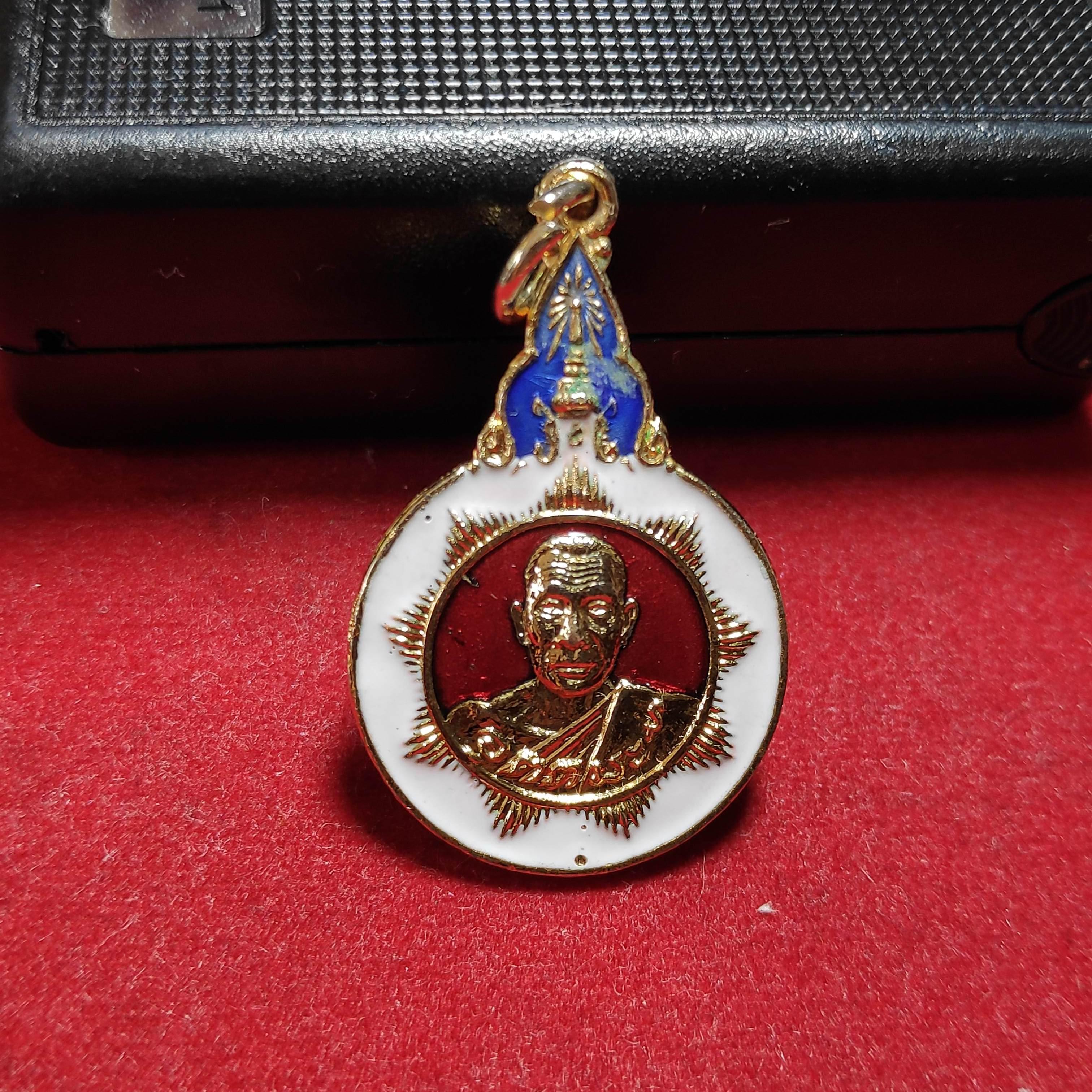 เหรียญลงยาหลวงพ่ออุตตมะรุ่นอายุ68ปี2520