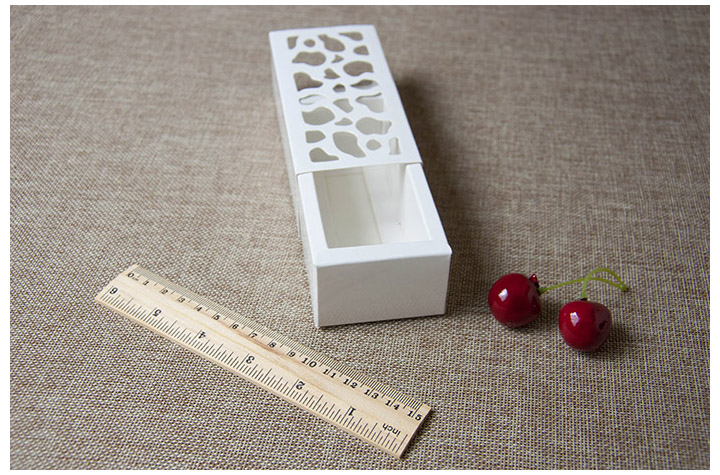 โปรโมชั่น//กล่องมาการองแบบสั้น 4 ชิ้น ลายฉลุ 5.8x12.8x4 สีขาว