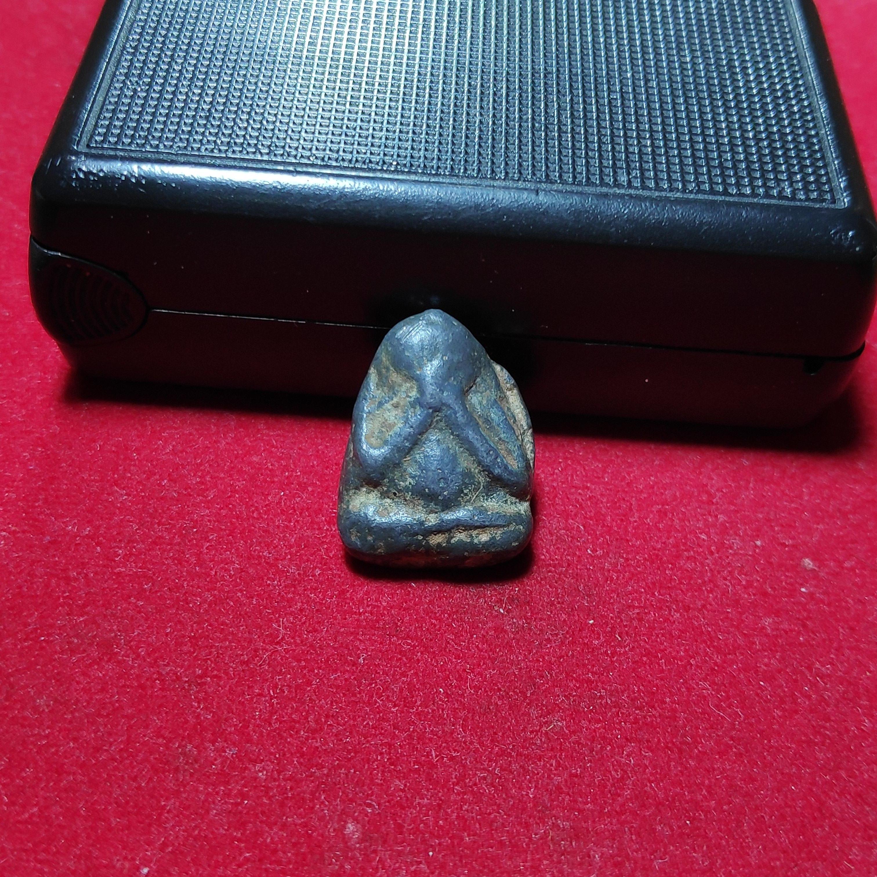 พระปิดตาหลวงปู่ศุขวัดปากคลองมะขามเฒ่าหลังจารเนื้อตะกั่ว