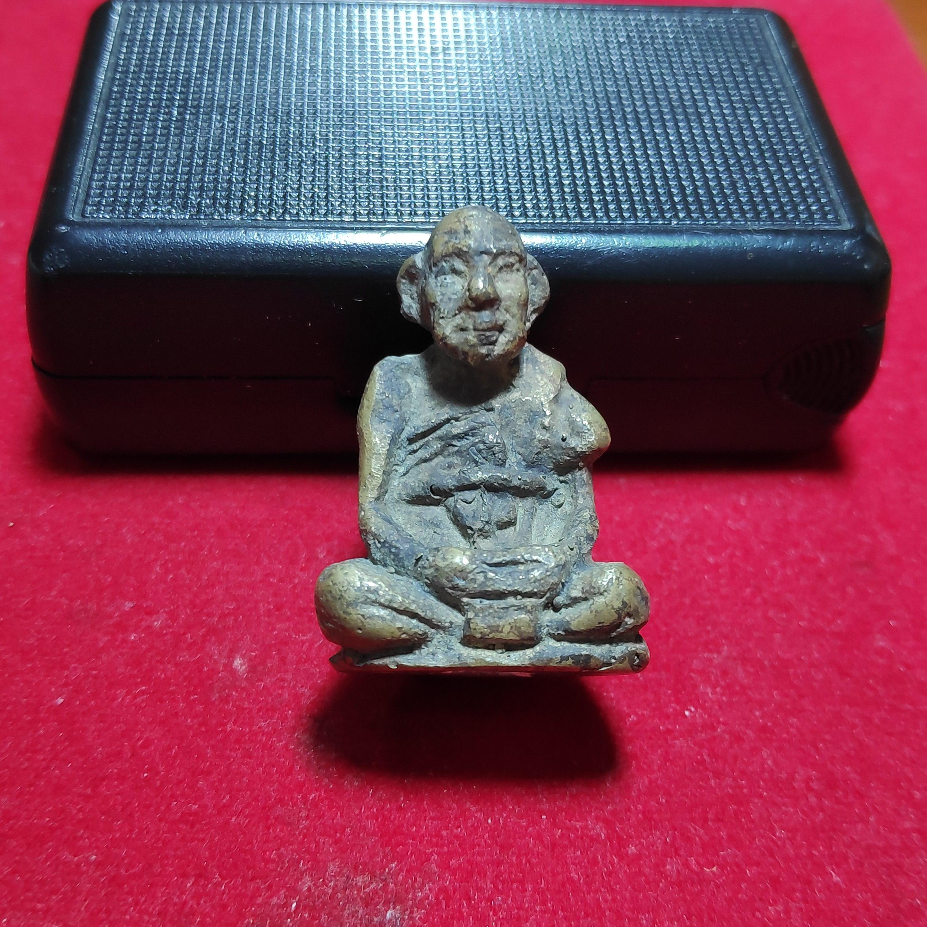 รูปหล่อโบราณหลวงปู่สุขวัดโพธิ์ทรายทองกันอุดผงเนื้อสัมฤทธิ์