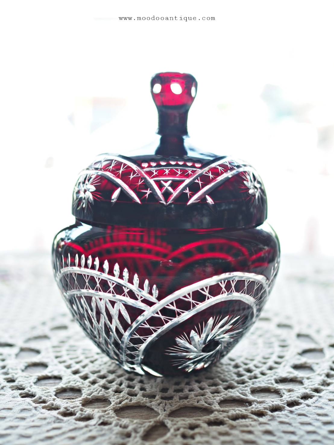 โถคริสตัล bohemian สีแดง