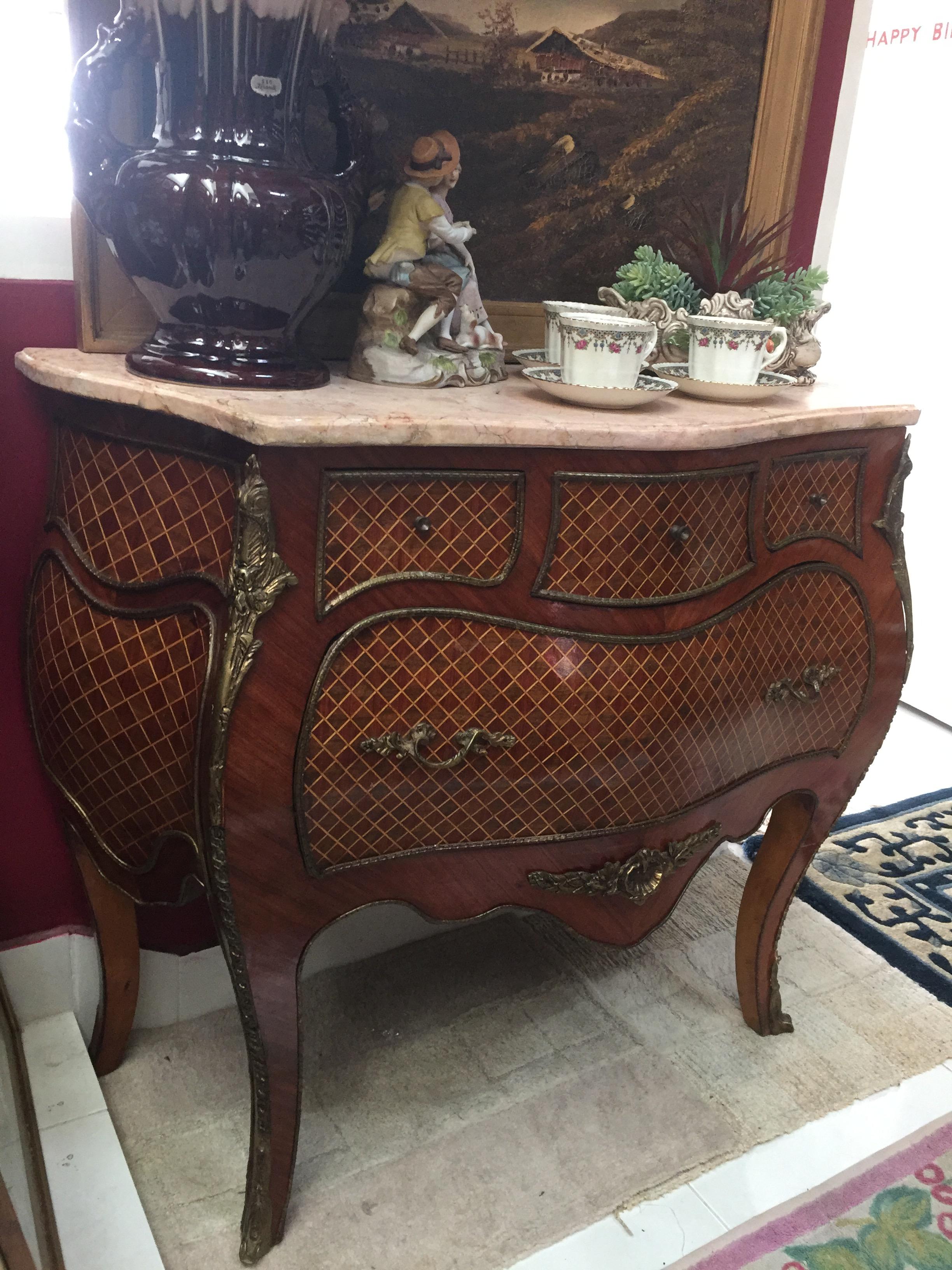 โต๊ะบอมบ์ขอบทองเหลือง