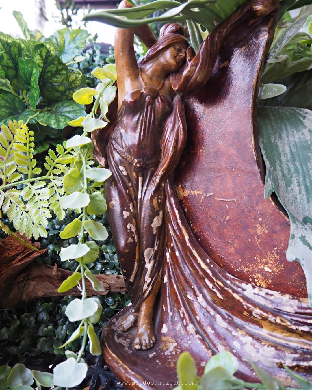 รูปปั้นกระเบื้องดินเผาเก่า รูปผู้หญิง