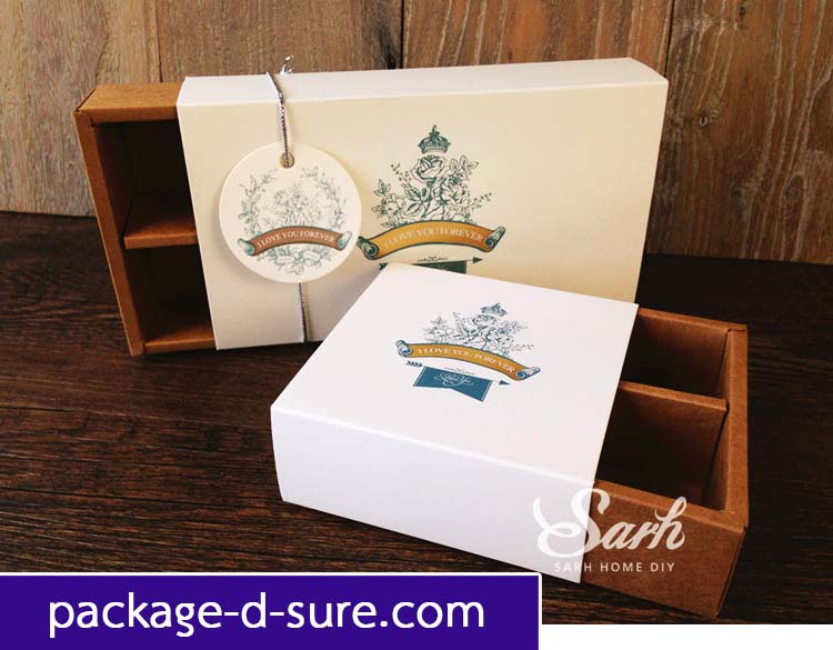 โปรโมชั่น//กล่องช็อคโกแลต 4 ช่อง 9x9x3.5 สีขาวนวล พิมพ์ลายกุหลาบคลาสสิค